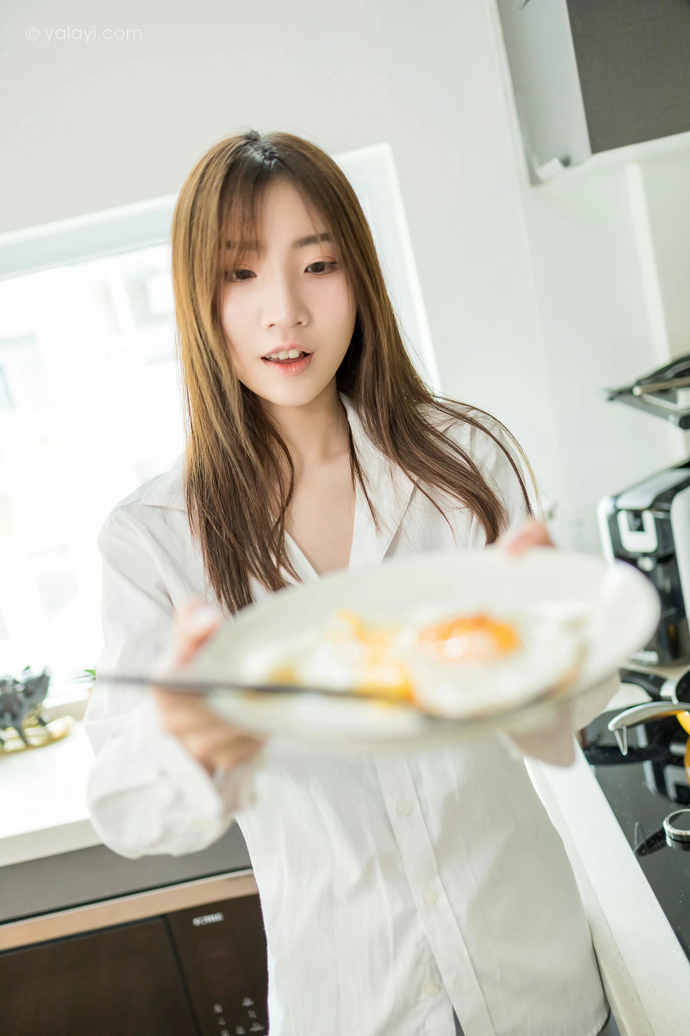 [YALAYI雅拉伊]NO.686 《亲爱的早安》 小乔 白色衬衫加牛仔热裤性感私房写真集第11张