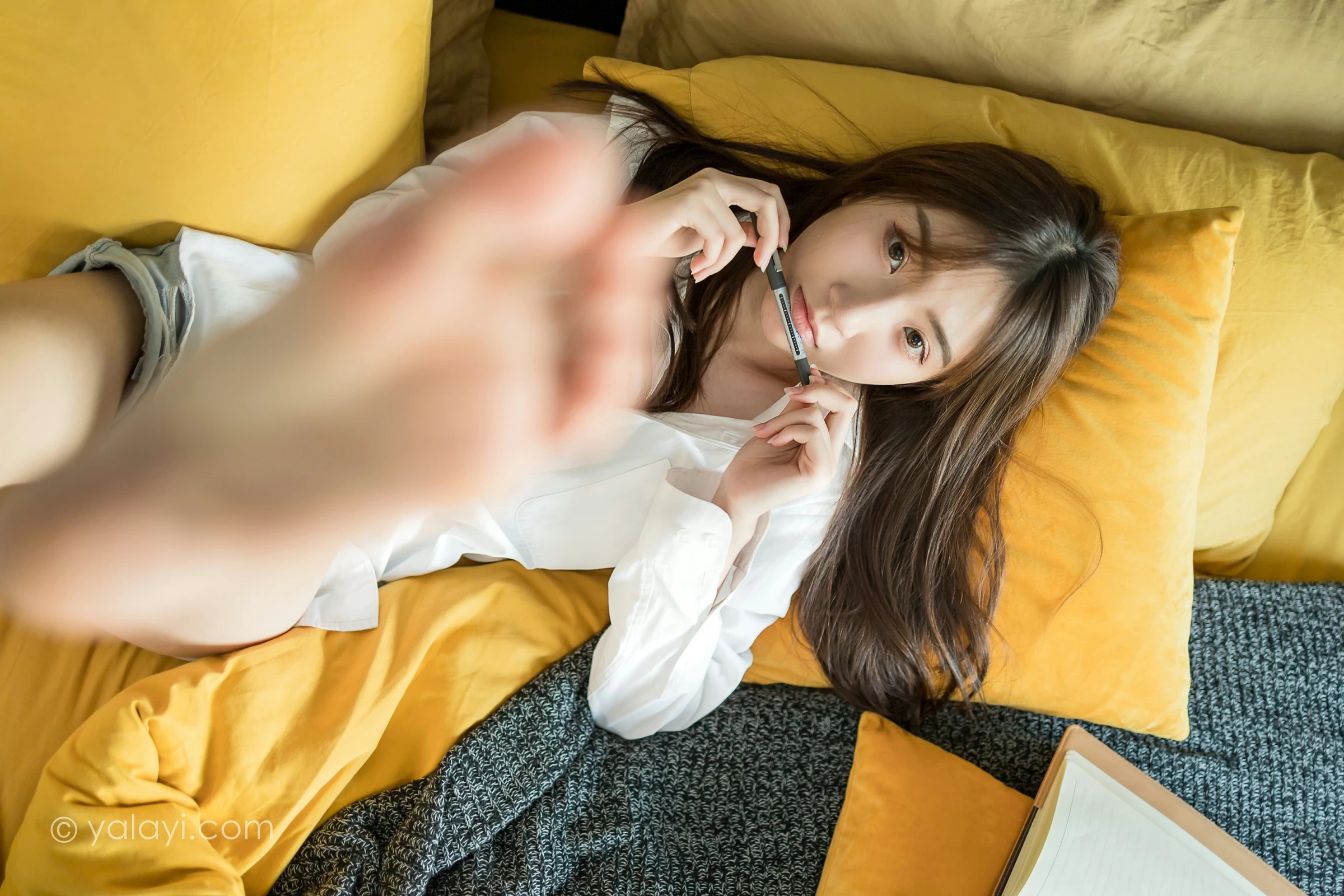 [YALAYI雅拉伊]NO.686 《亲爱的早安》 小乔 白色衬衫加牛仔热裤性感私房写真集第15张