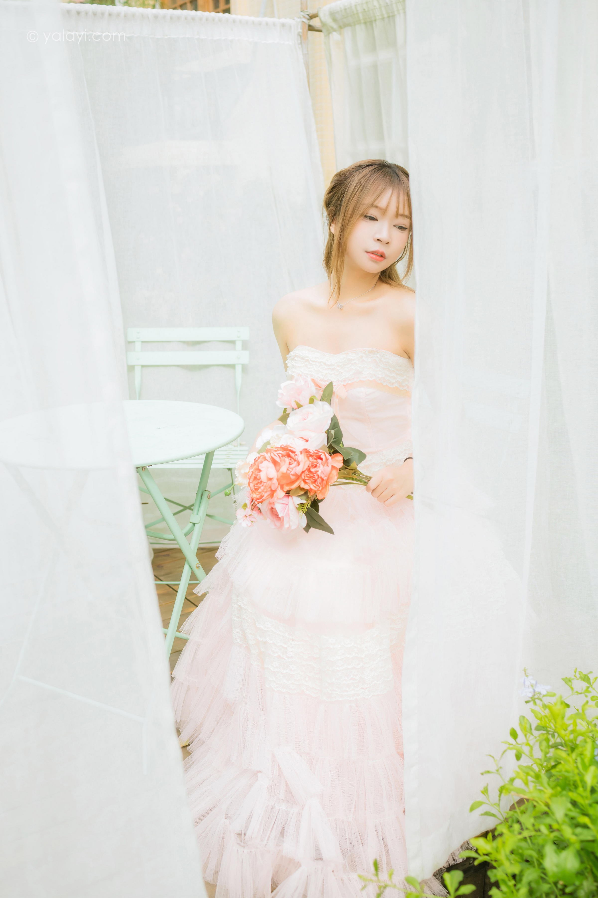[YALAYI雅拉伊]2022.08.22 佳人 阿禾 粉色抹胸蕾丝加衣裙性感写真集第14张