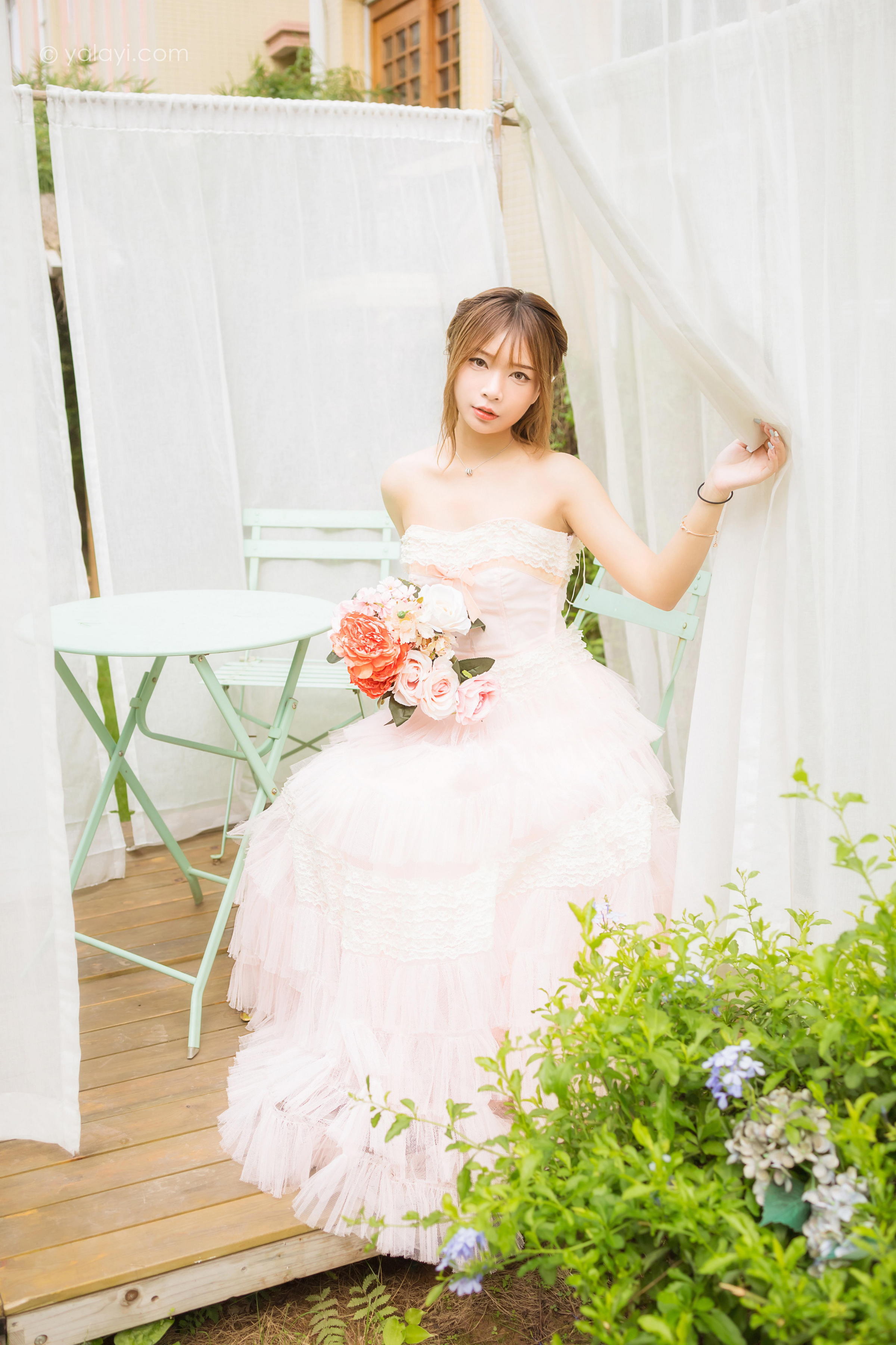[YALAYI雅拉伊]2022.08.22 佳人 阿禾 粉色抹胸蕾丝加衣裙性感写真集第8张