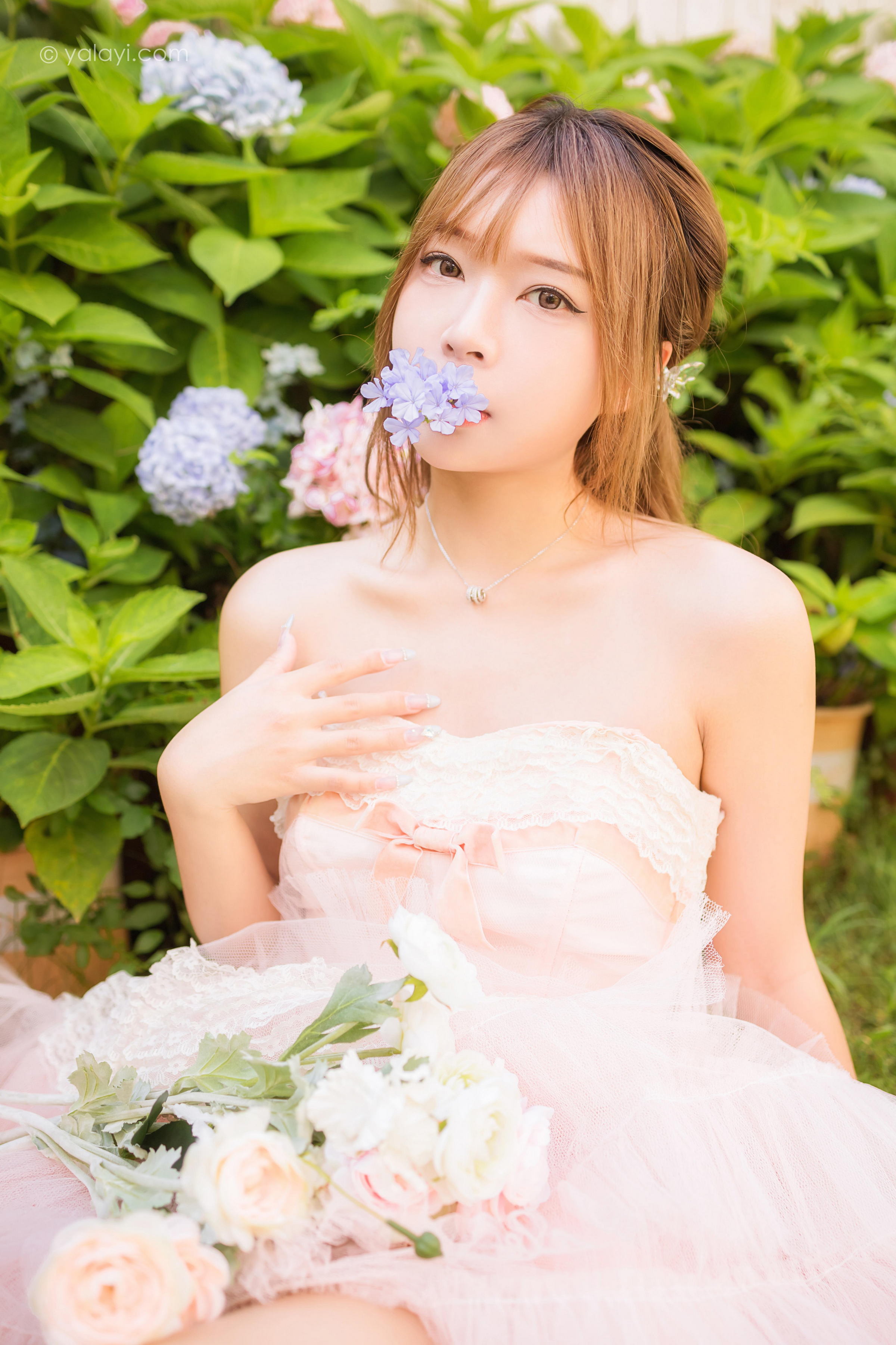 [YALAYI雅拉伊]2022.08.22 佳人 阿禾 粉色抹胸蕾丝加衣裙性感写真集第7张