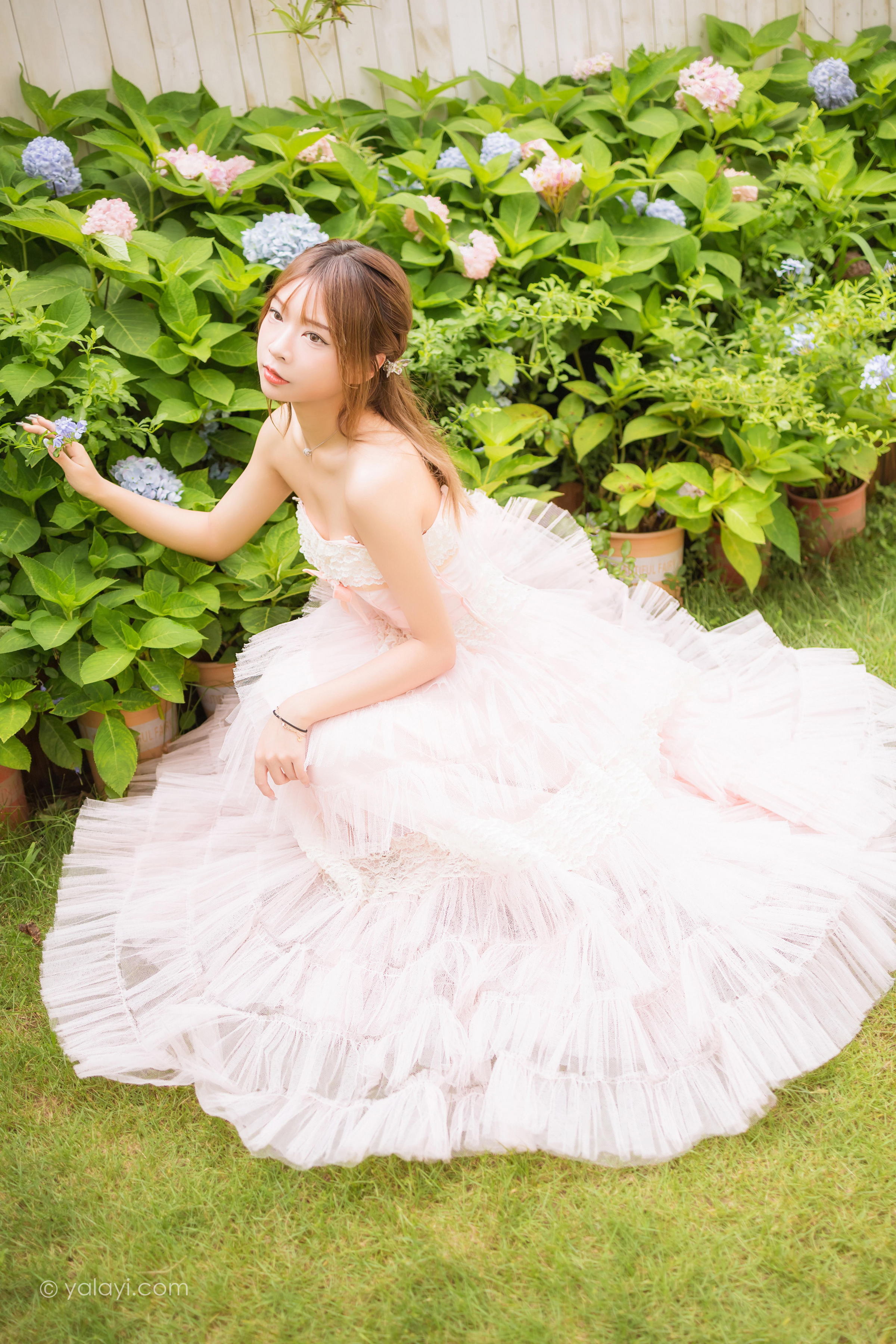 [YALAYI雅拉伊]2022.08.22 佳人 阿禾 粉色抹胸蕾丝加衣裙性感写真集第14张