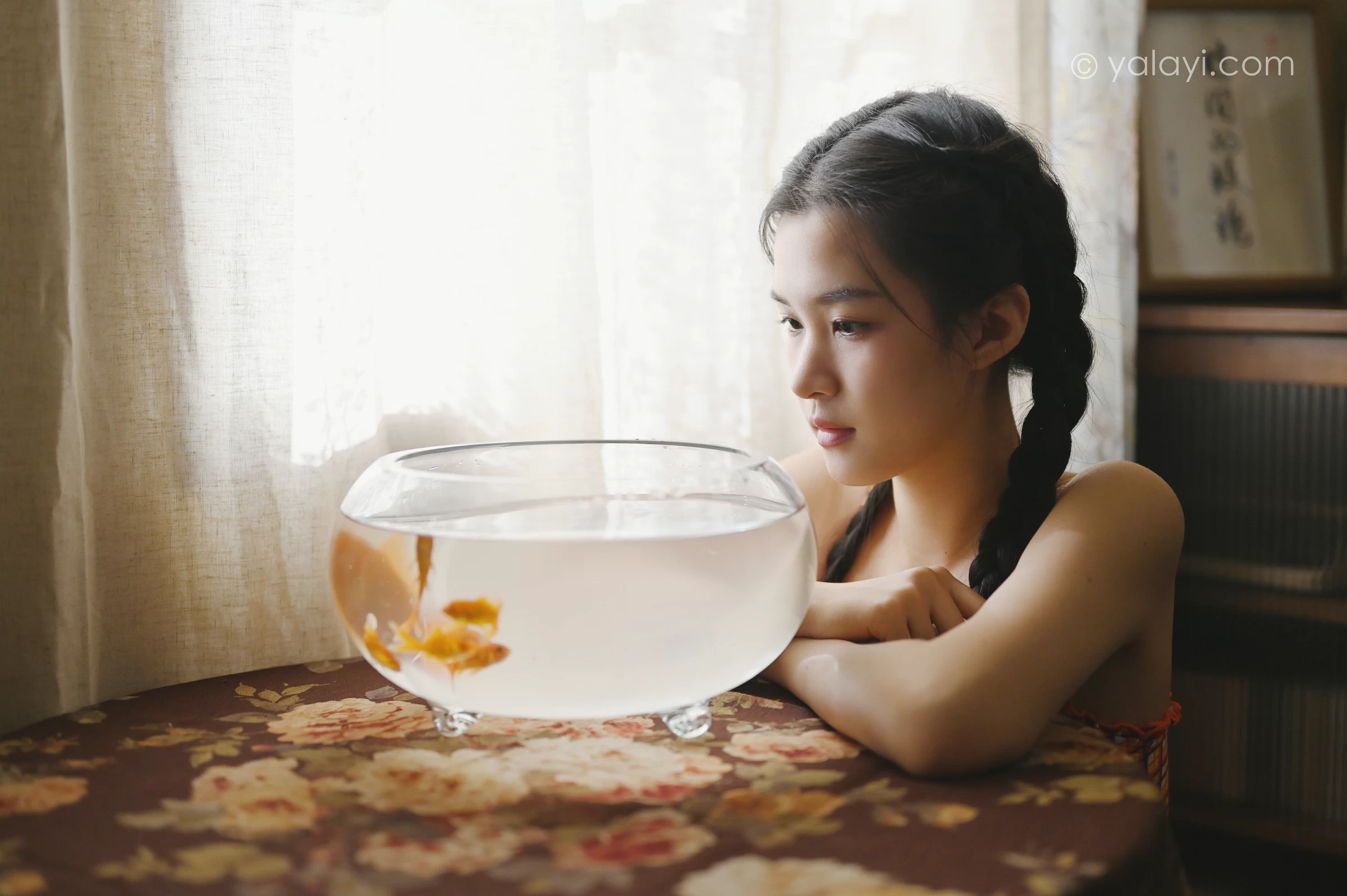 [YALAYI雅拉伊]NO.737 《独处》 方岚 红色格子内衣加短裙性感私房写真集第9张