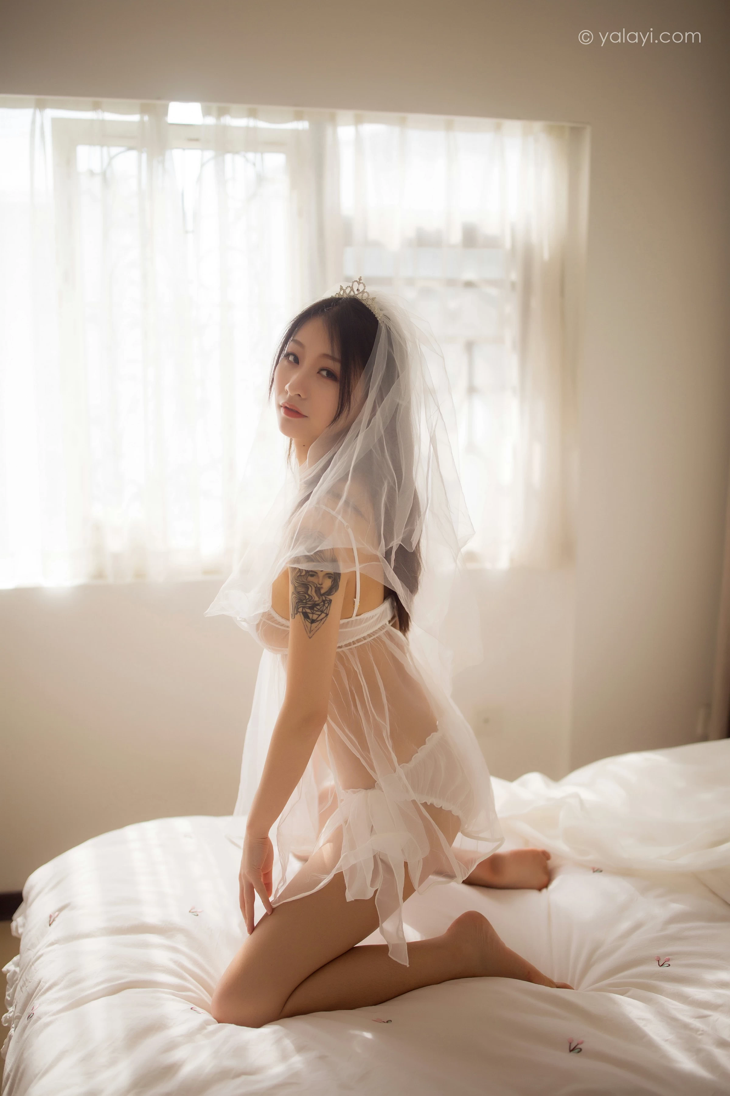 [YALAYI雅拉伊]NO.713 《等风也等你》 优优 白色透视情趣婚纱加情趣内衣性感私房写真集第1张