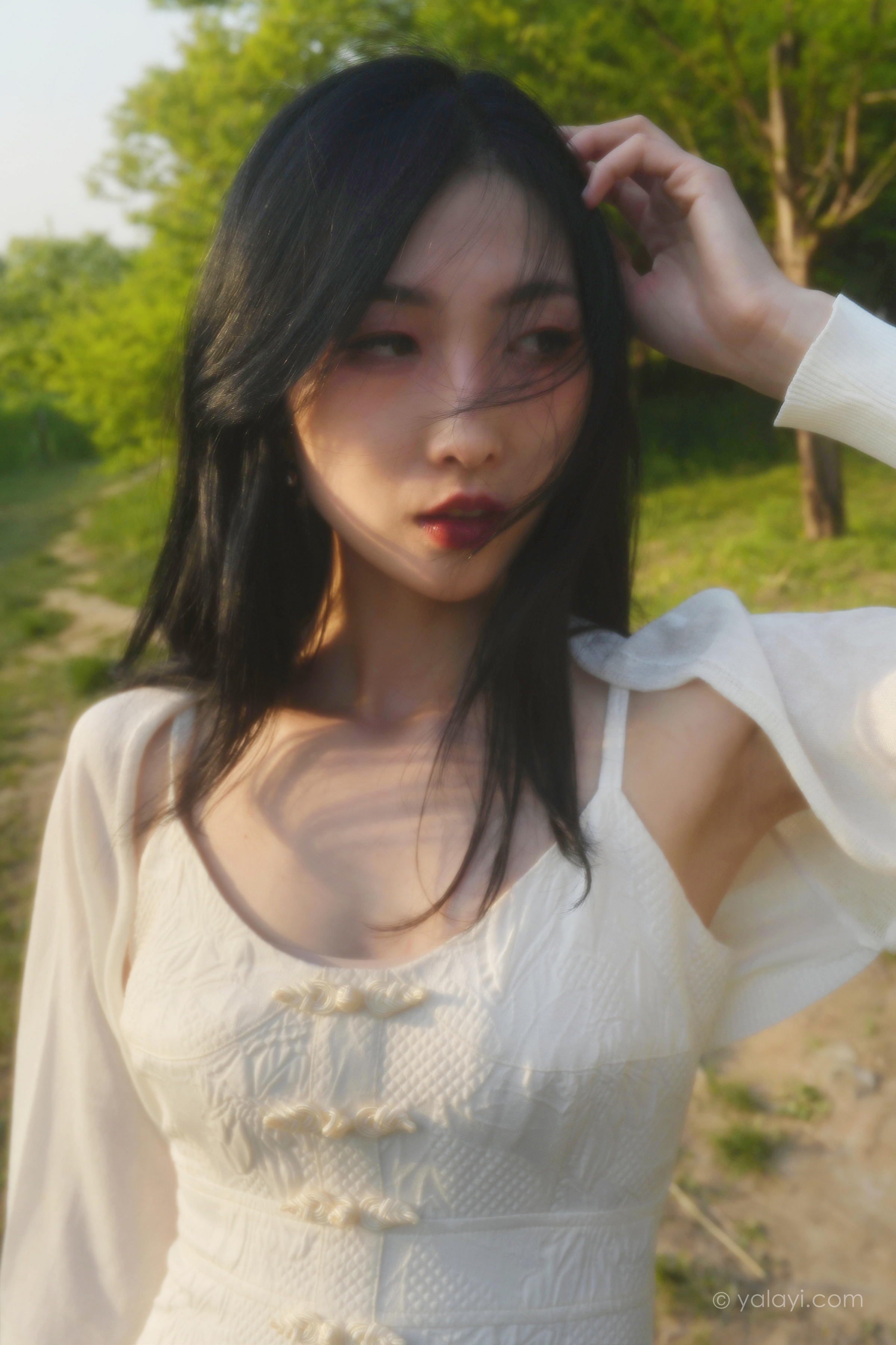[YALAYI雅拉伊]2022.08.26 梦回 佳佳 白色透视小外套加吊带连衣裙清纯写真集第12张