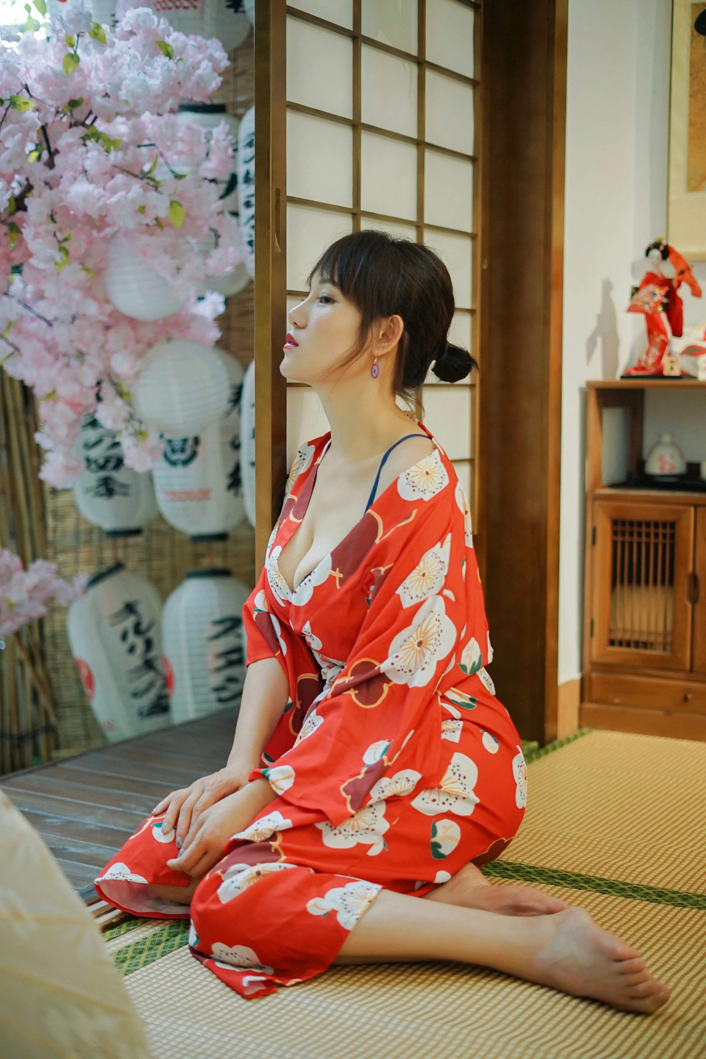 [YALAYI雅拉伊]NO.714 《自娱》 多香子 粉色和服加蓝色内衣性感私房写真集第1张