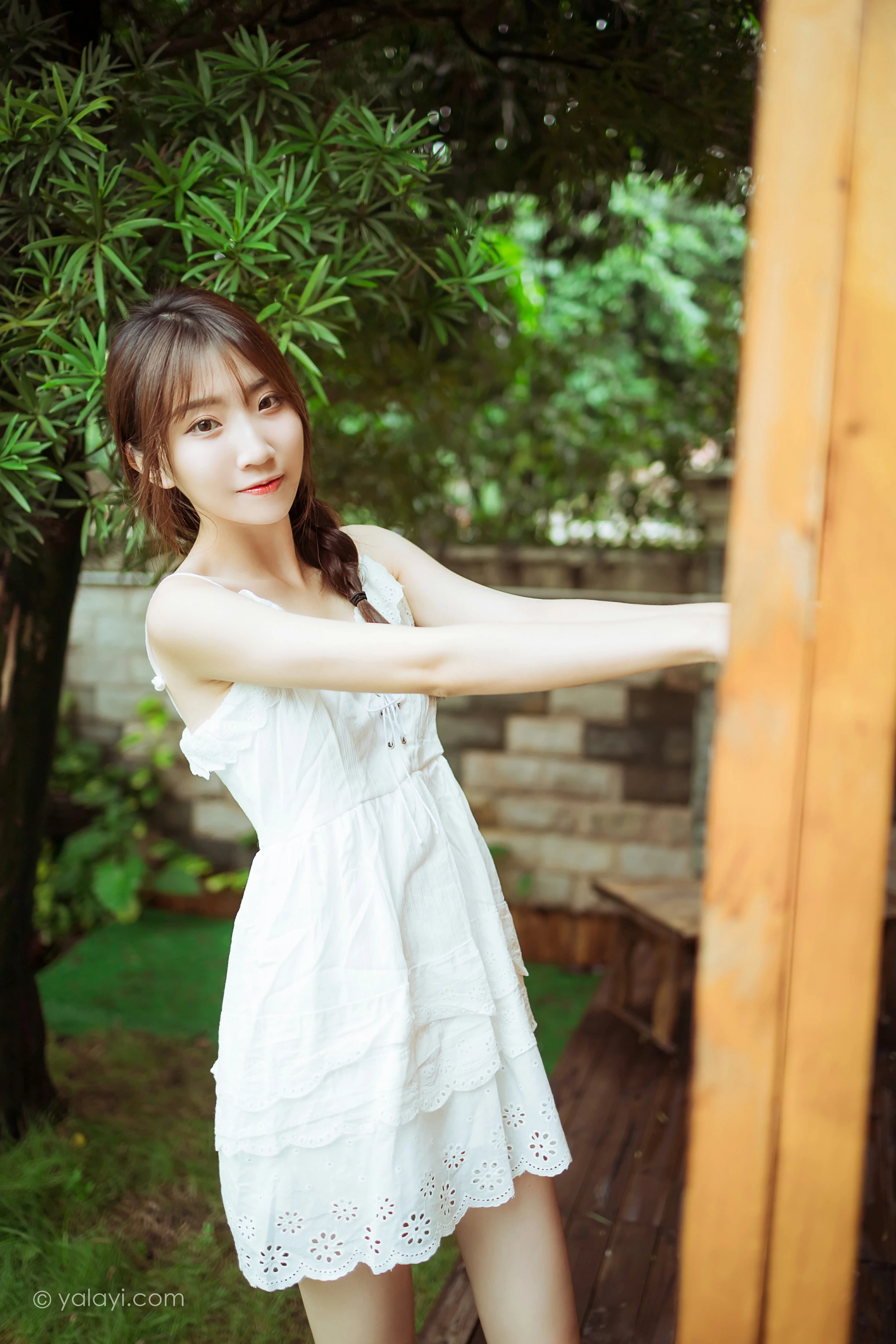 [YALAYI雅拉伊]NO.715 《雨后花园》 小乔 白色吊带连衣裙居家私房写真集第3张