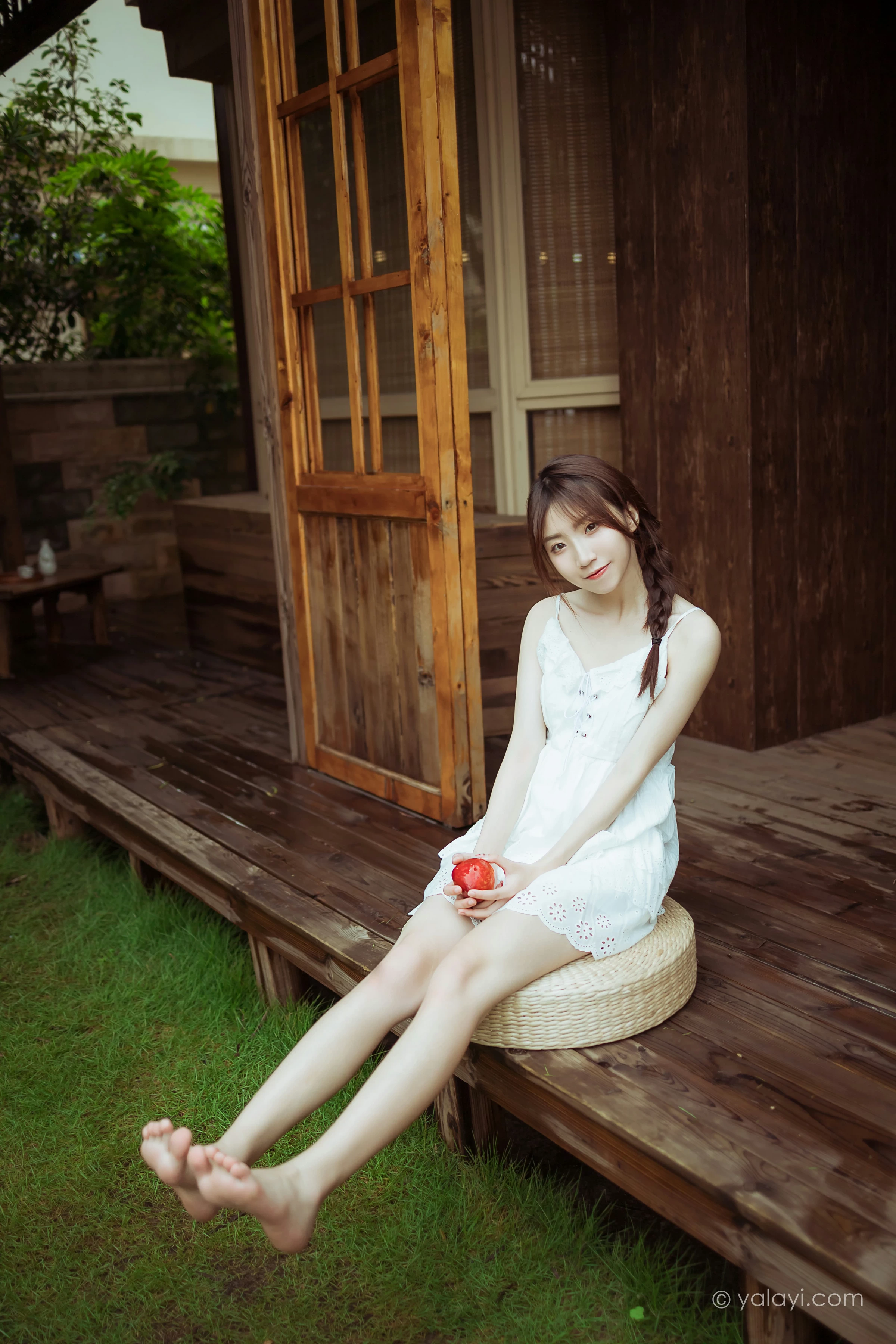 [YALAYI雅拉伊]NO.715 《雨后花园》 小乔 白色吊带连衣裙居家私房写真集第9张