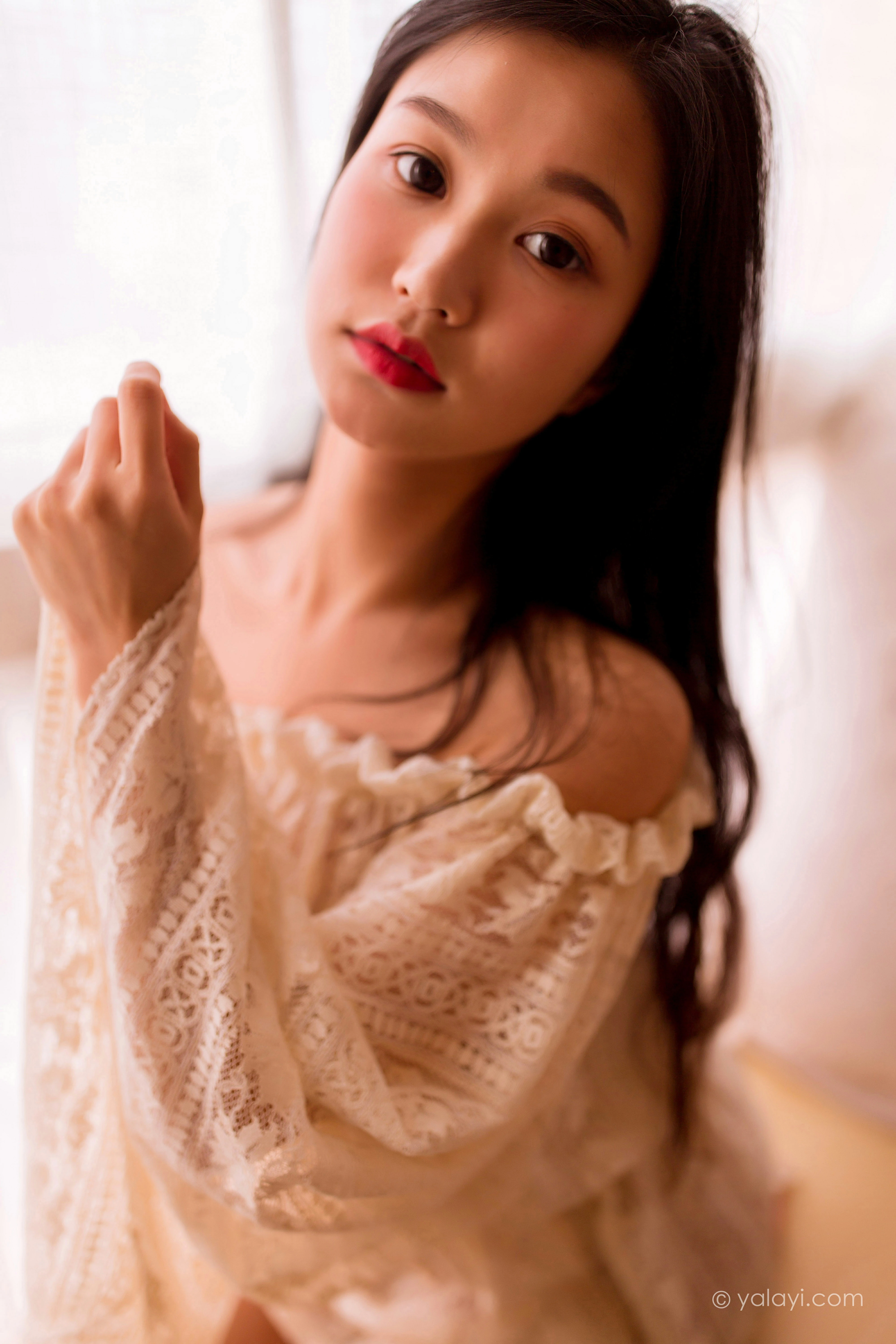 [YALAYI雅拉伊]NO.806 羞花 仙儿 白色镂空连衣裙加蕾丝内衣性感私房写真集第4张