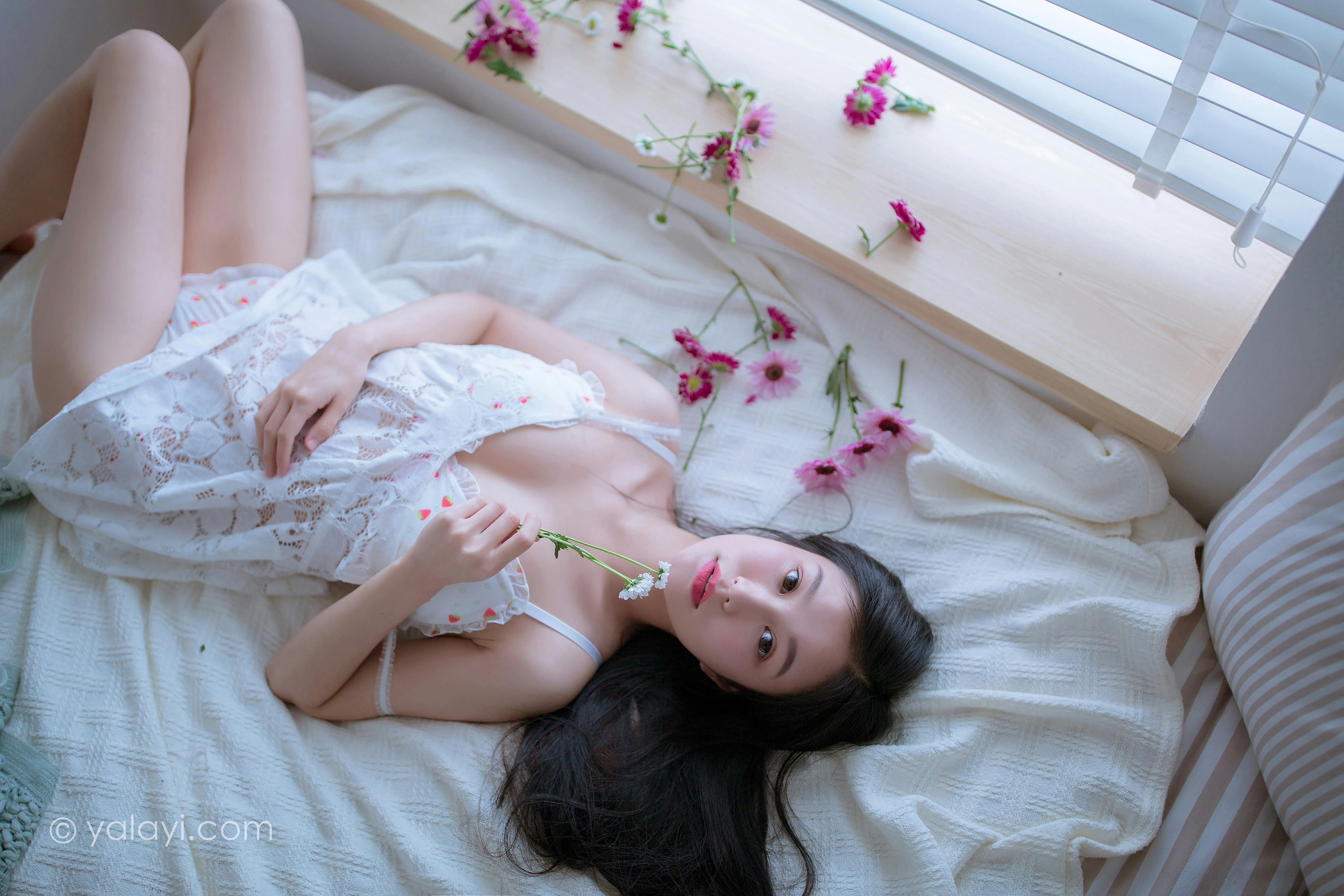 [YALAYI雅拉伊]NO.806 羞花 仙儿 白色镂空连衣裙加蕾丝内衣性感私房写真集第12张
