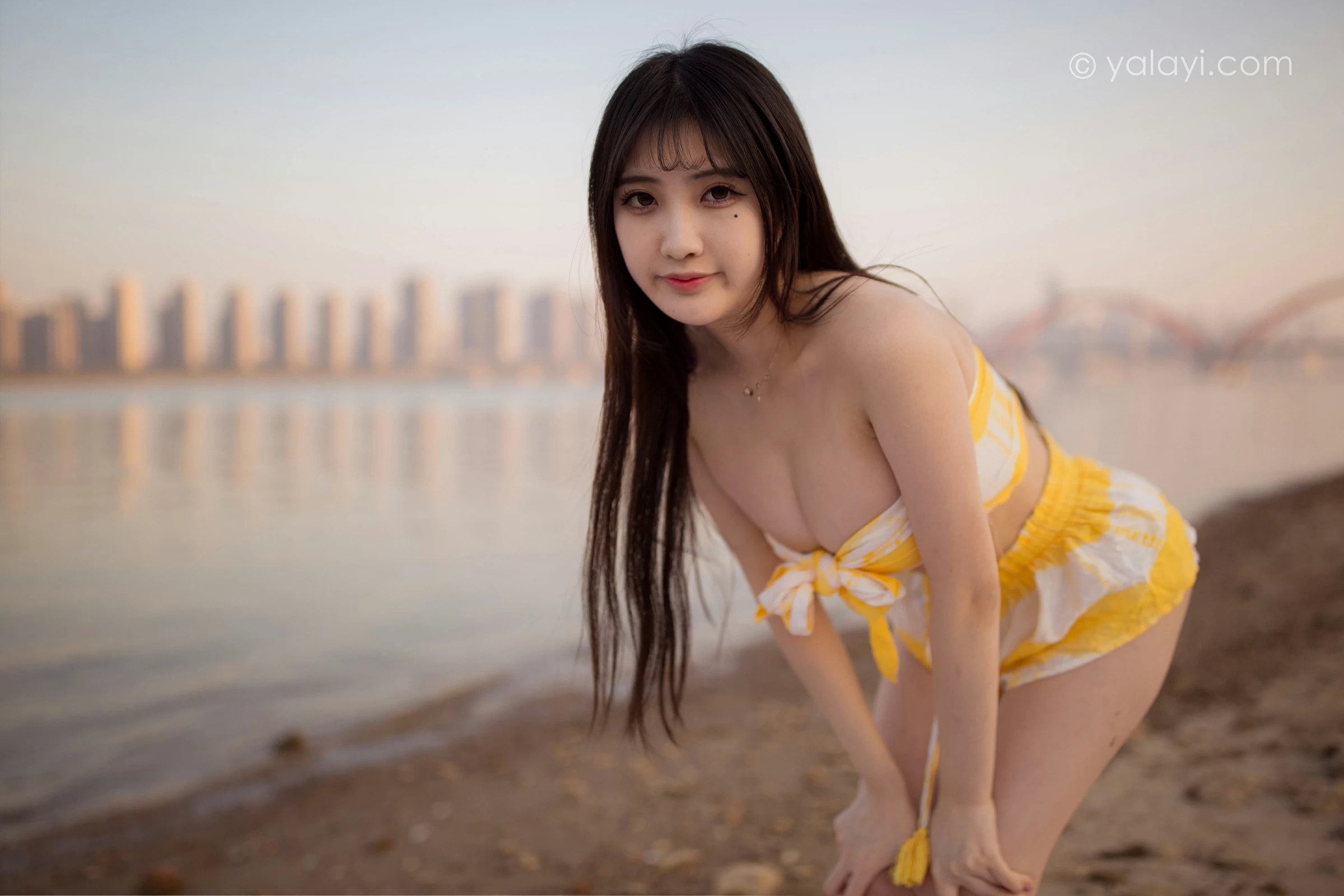 [YALAYI雅拉伊]NO.740 《令我忘餐》 瓶儿 黄色比基尼泳装加短裤性感写真集第7张