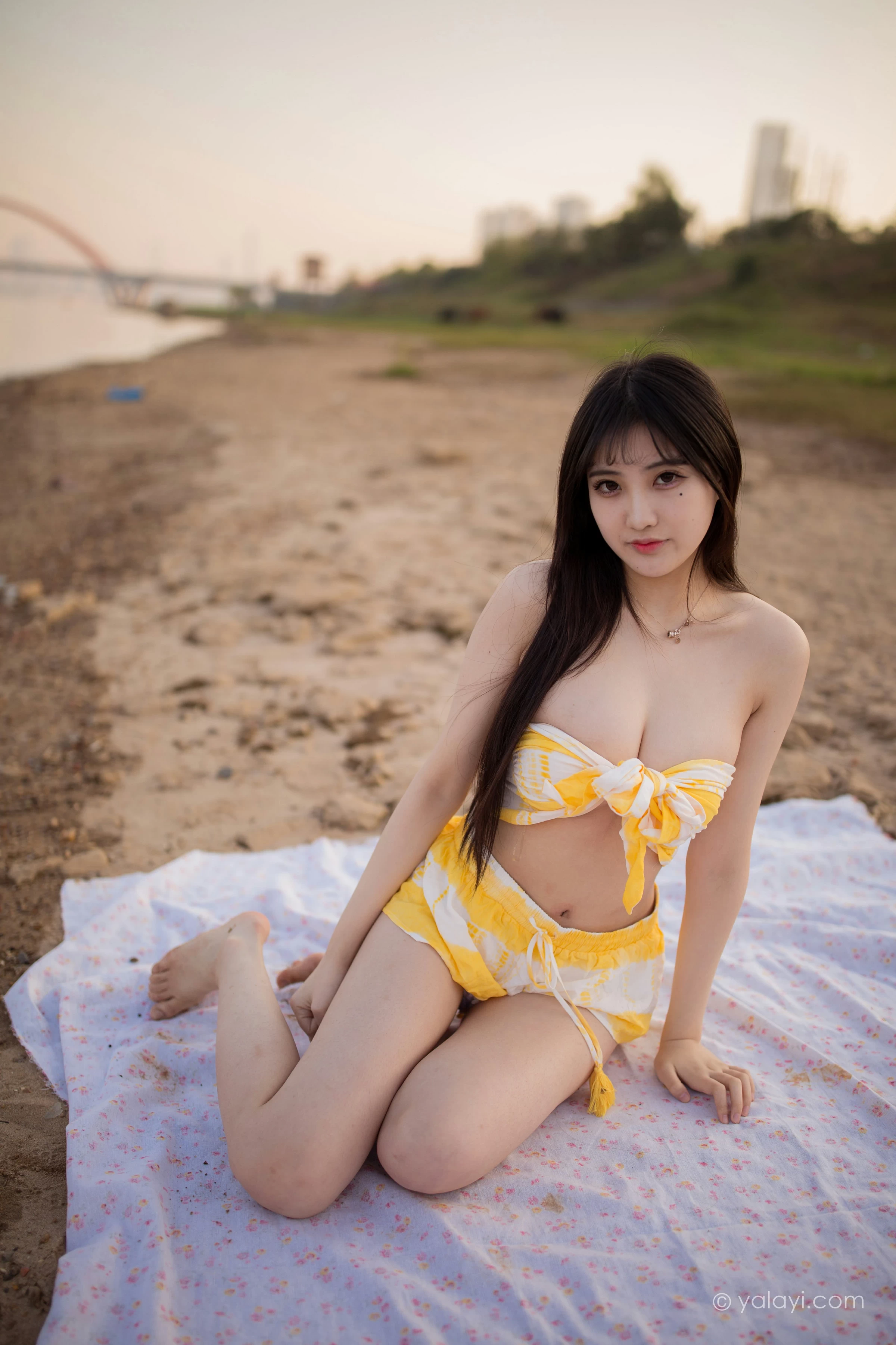 [YALAYI雅拉伊]NO.740 《令我忘餐》 瓶儿 黄色比基尼泳装加短裤性感写真集第6张