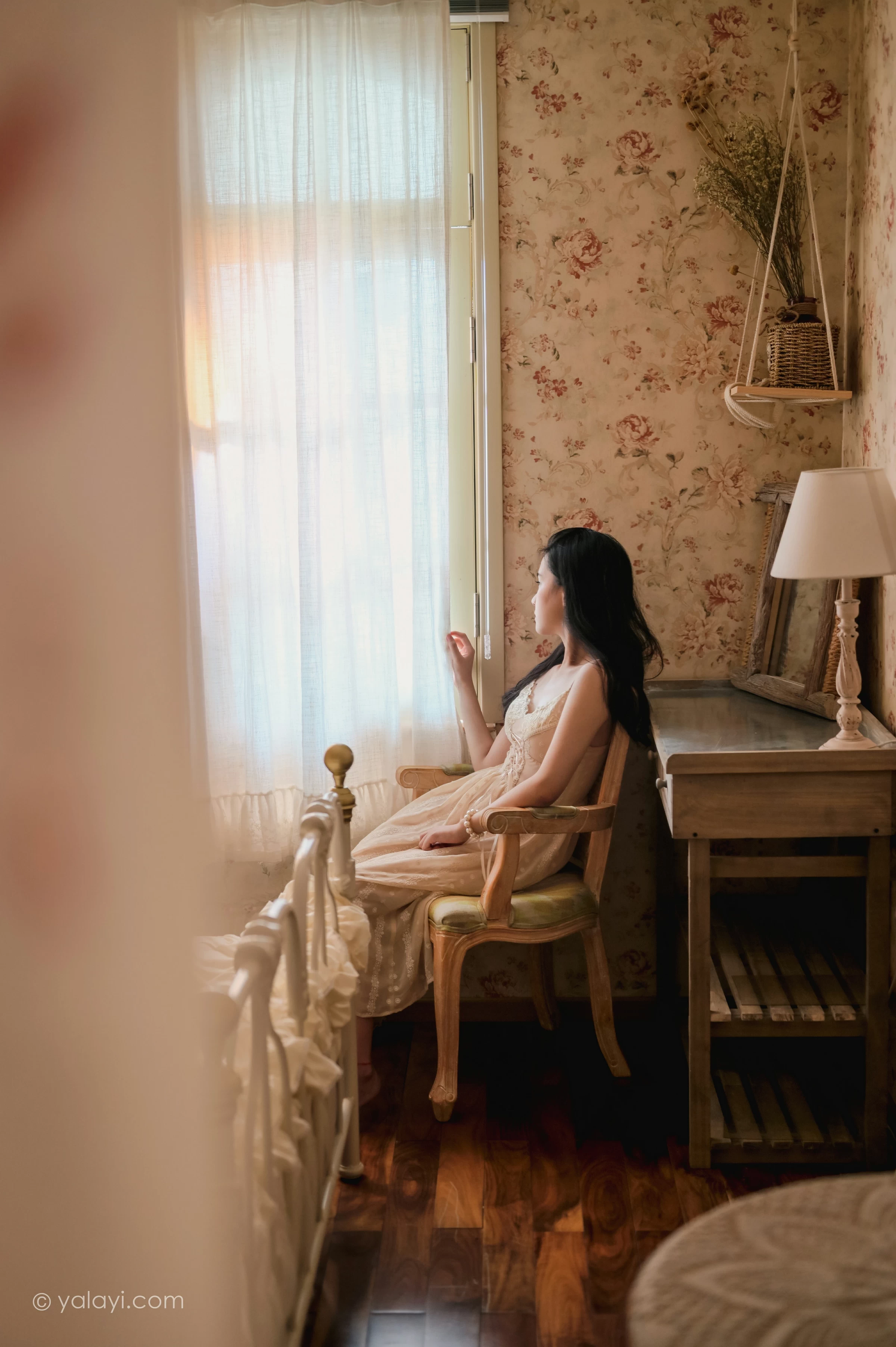 [YALAYI雅拉伊]NO.688 《盼》 方岚 白色吊带蕾丝连衣裙居家私房写真集第8张