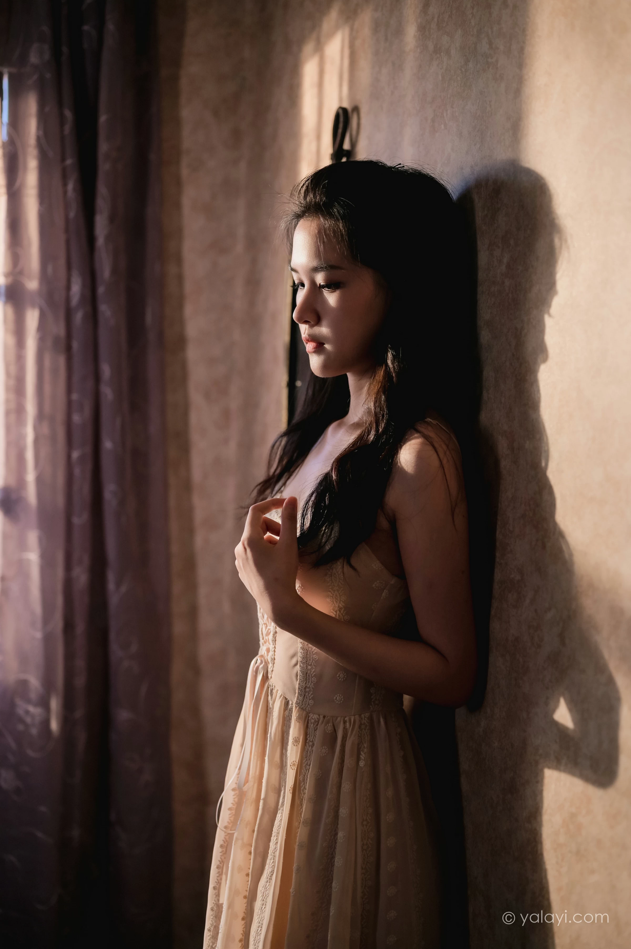 [YALAYI雅拉伊]NO.688 《盼》 方岚 白色吊带蕾丝连衣裙居家私房写真集第13张