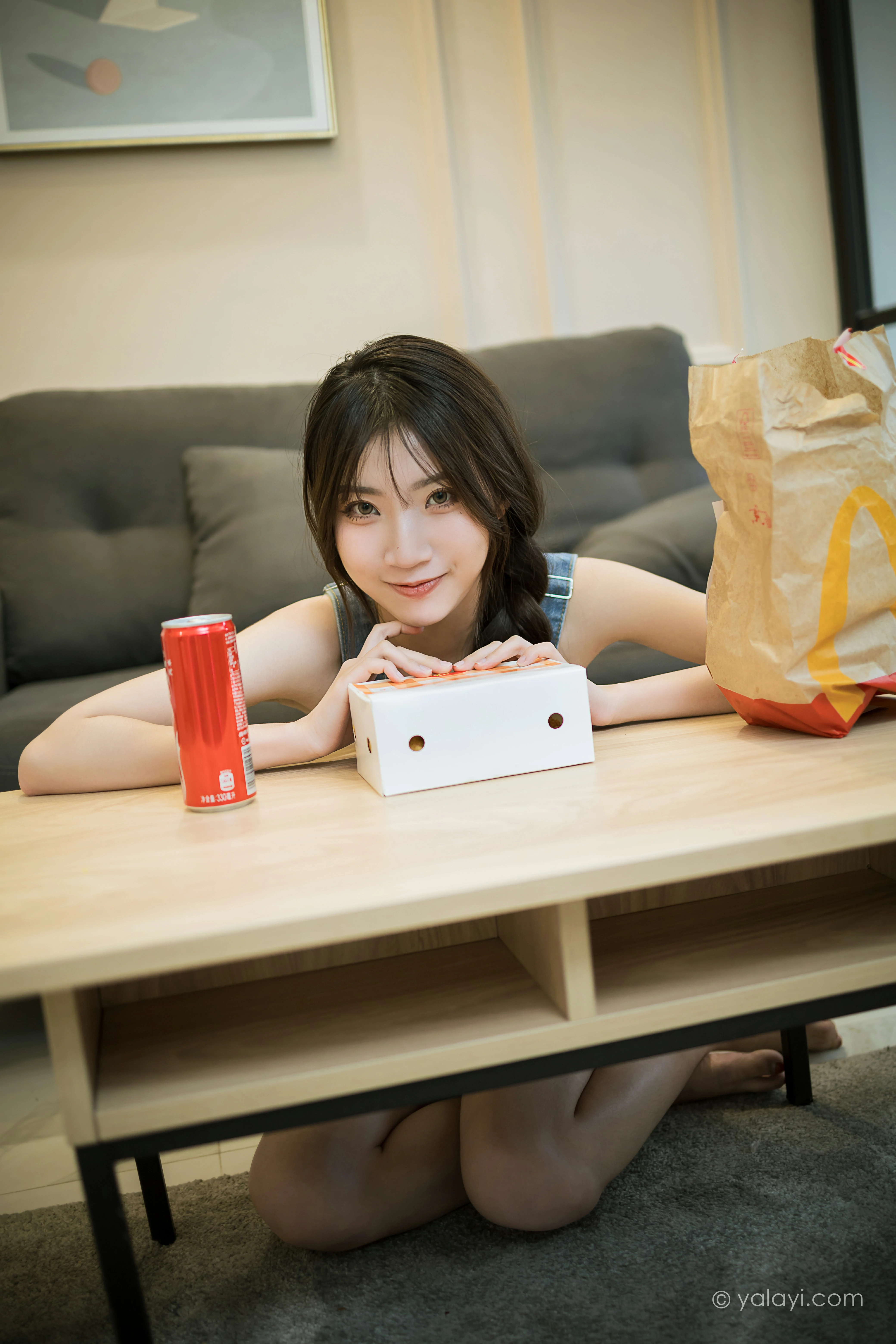 [YALAYI雅拉伊]NO.809 宅家日记 小乔 背带牛仔短裙加白色性感小背心私房写真集第3张