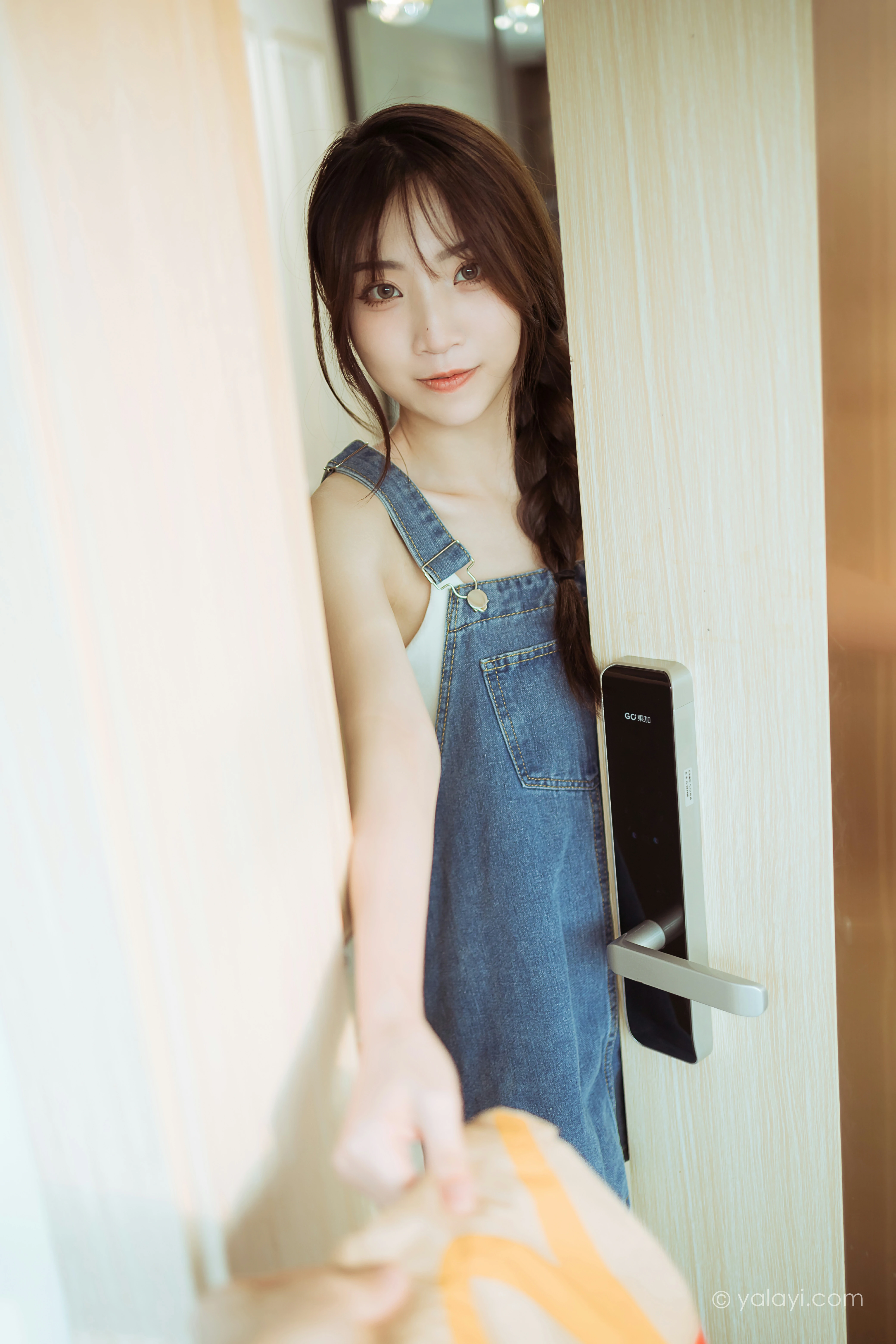 [YALAYI雅拉伊]NO.809 宅家日记 小乔 背带牛仔短裙加白色性感小背心私房写真集第1张