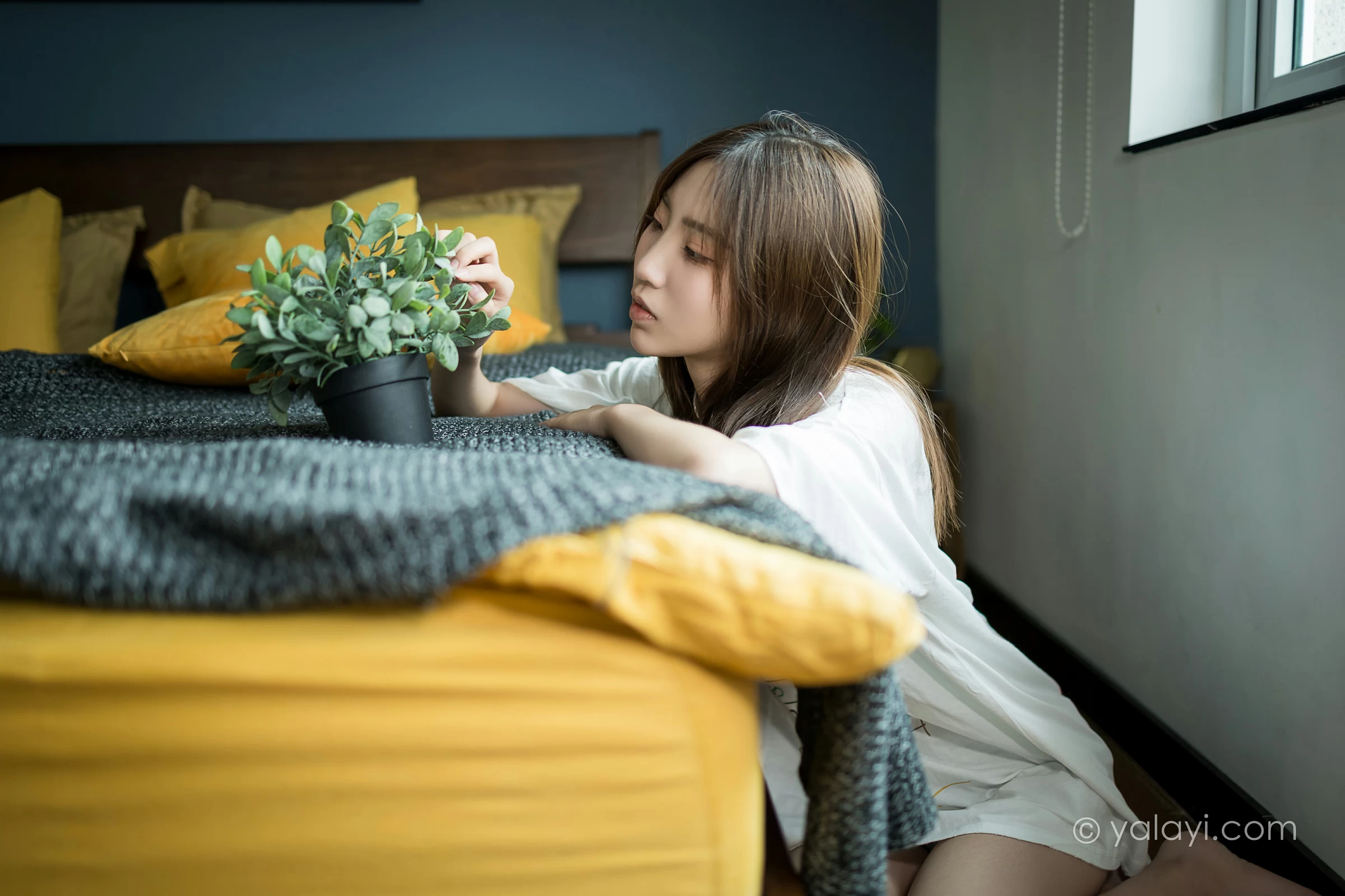 [YALAYI雅拉伊]NO.693 《好心分手》 小乔 白色连身短袖居家私房写真集第1张