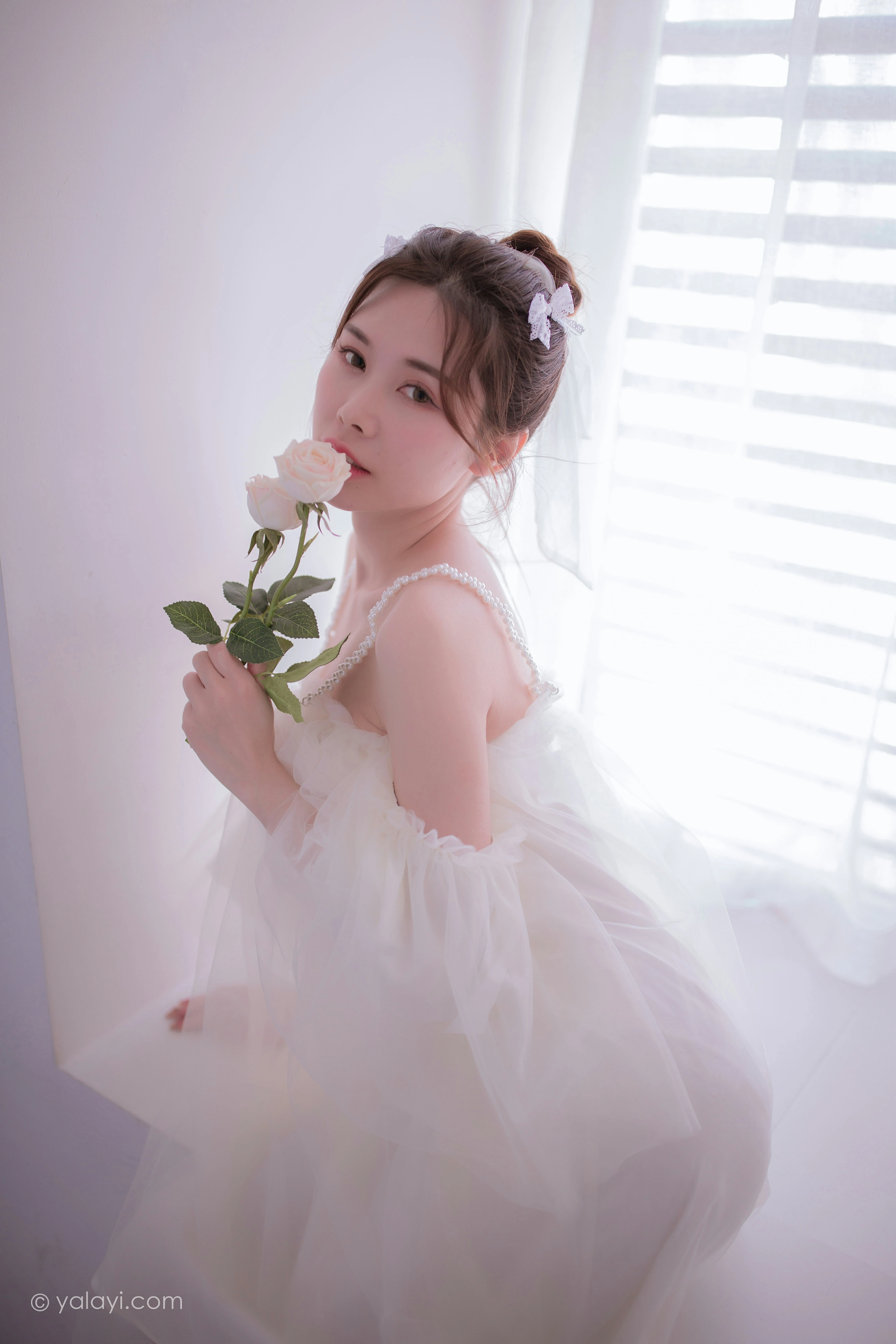 [YALAYI雅拉伊]NO.858 等待我的人 香草 白色透视吊带连衣裙居家性感写真集第1张