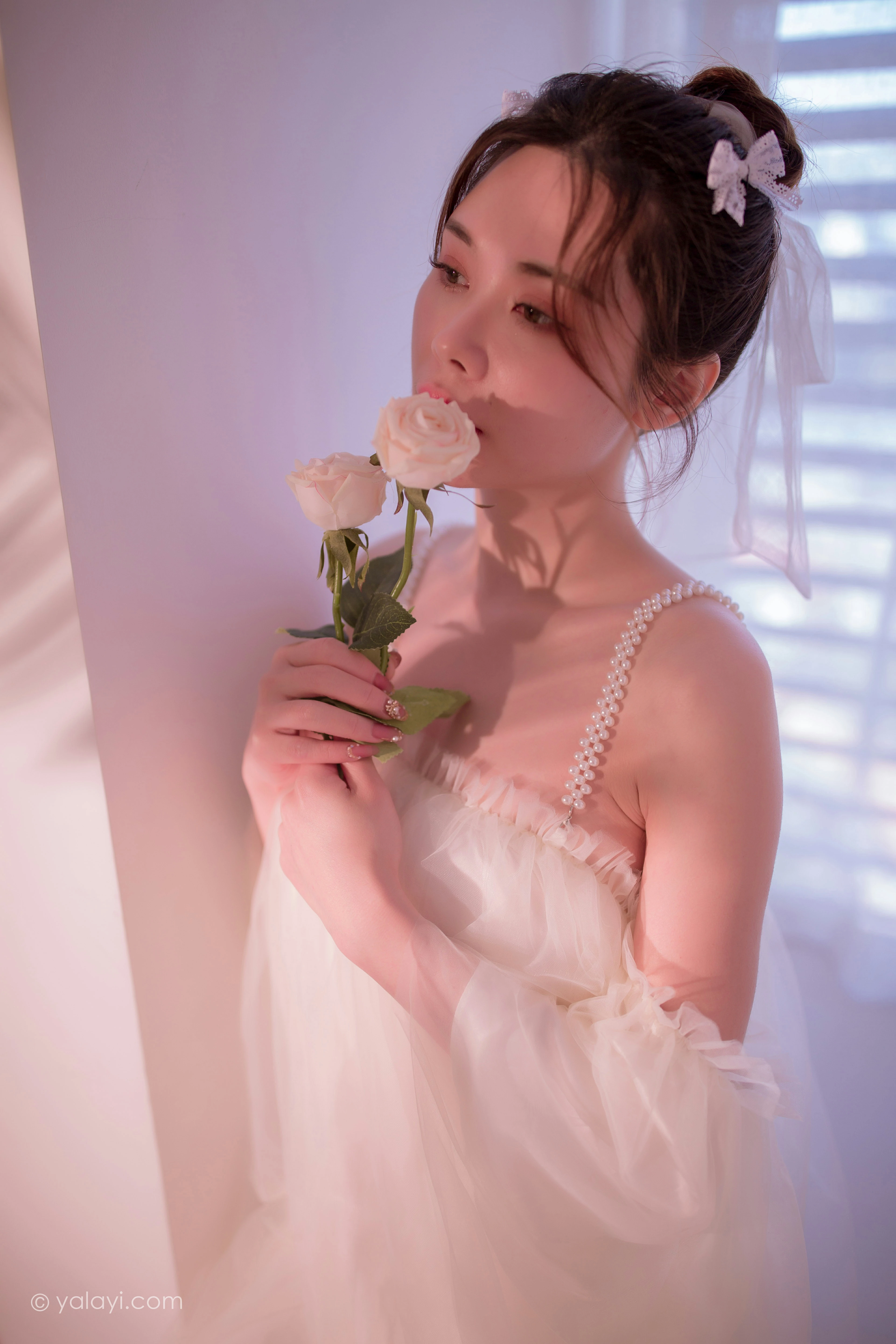 [YALAYI雅拉伊]NO.858 等待我的人 香草 白色透视吊带连衣裙居家性感写真集第2张