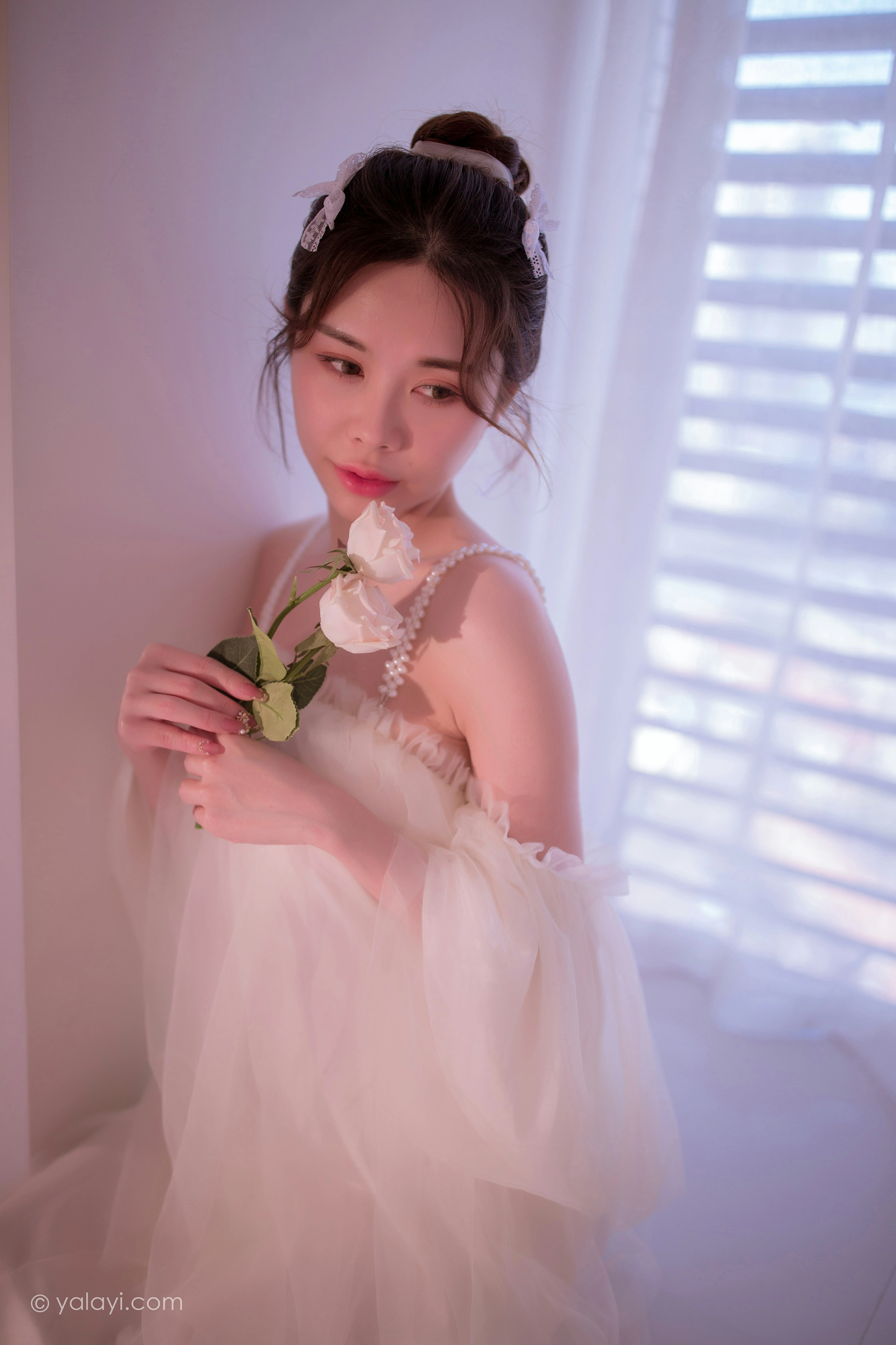 [YALAYI雅拉伊]NO.858 等待我的人 香草 白色透视吊带连衣裙居家性感写真集第2张