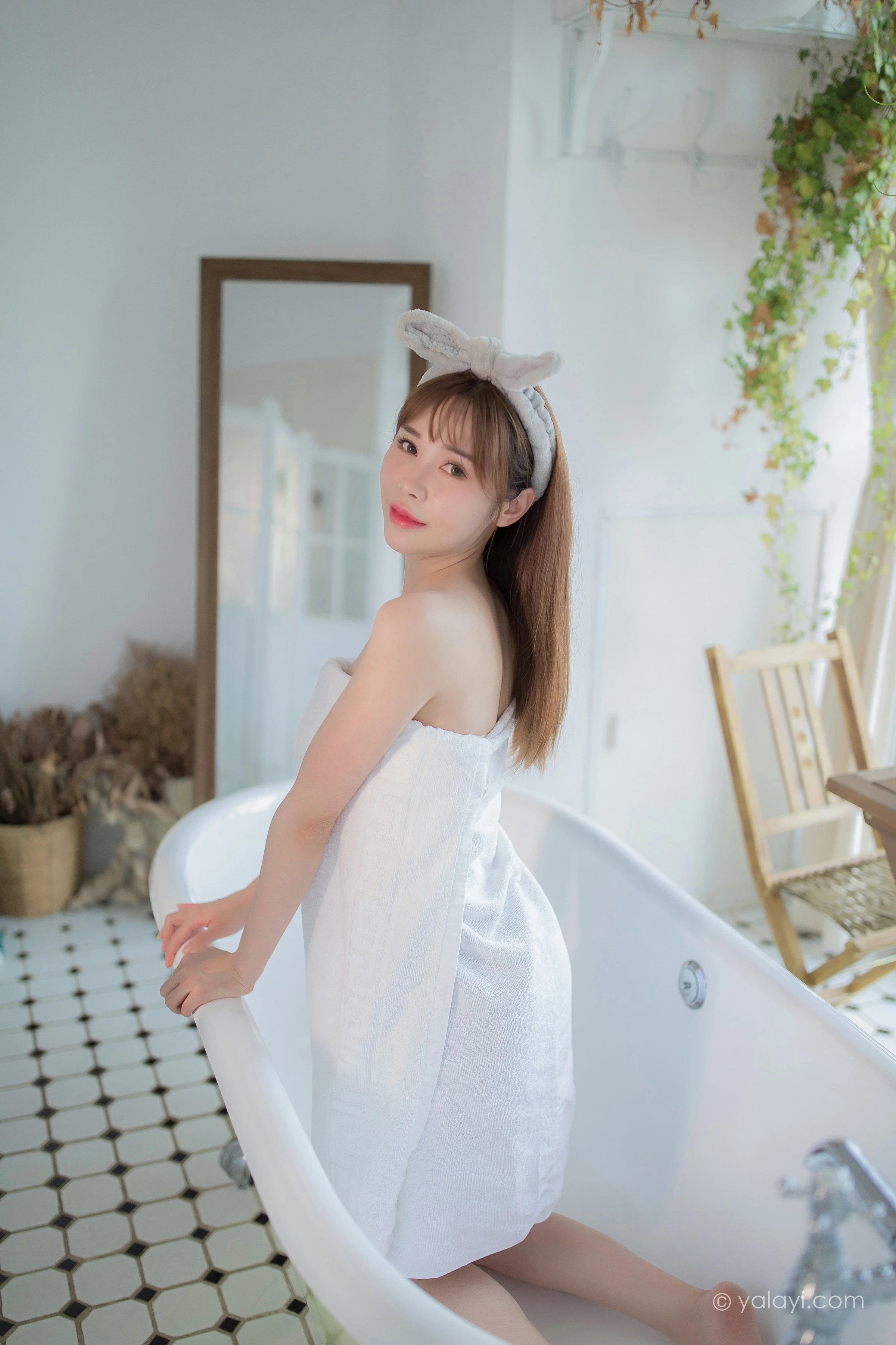 [YALAYI雅拉伊]NO.708 《沐心》 虞艺 白色浴袍居家性感私房写真集第5张