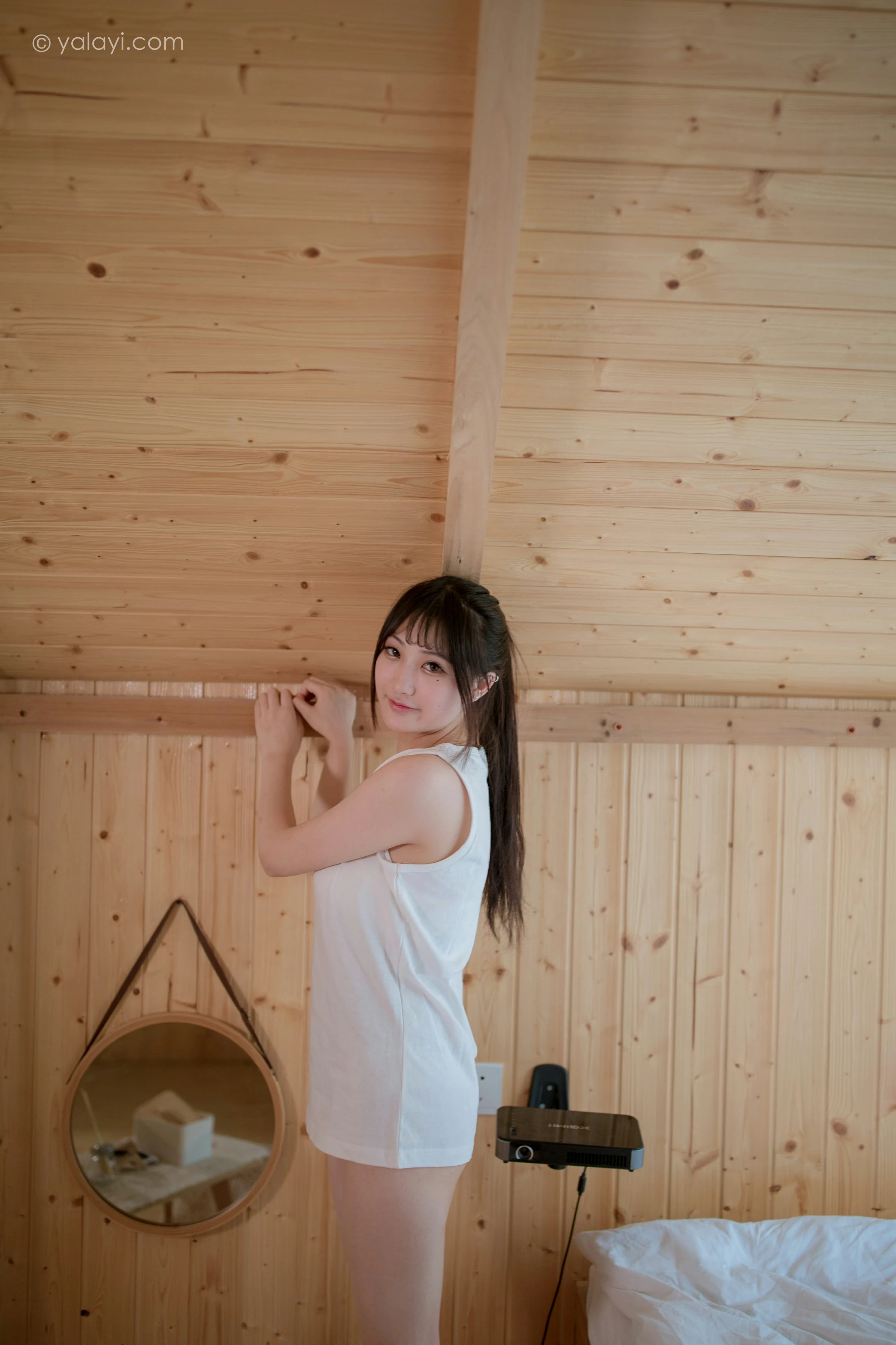[YALAYI雅拉伊]NO.694 《木屋时光》 瓶儿 白色连身背心性感私房写真集第2张