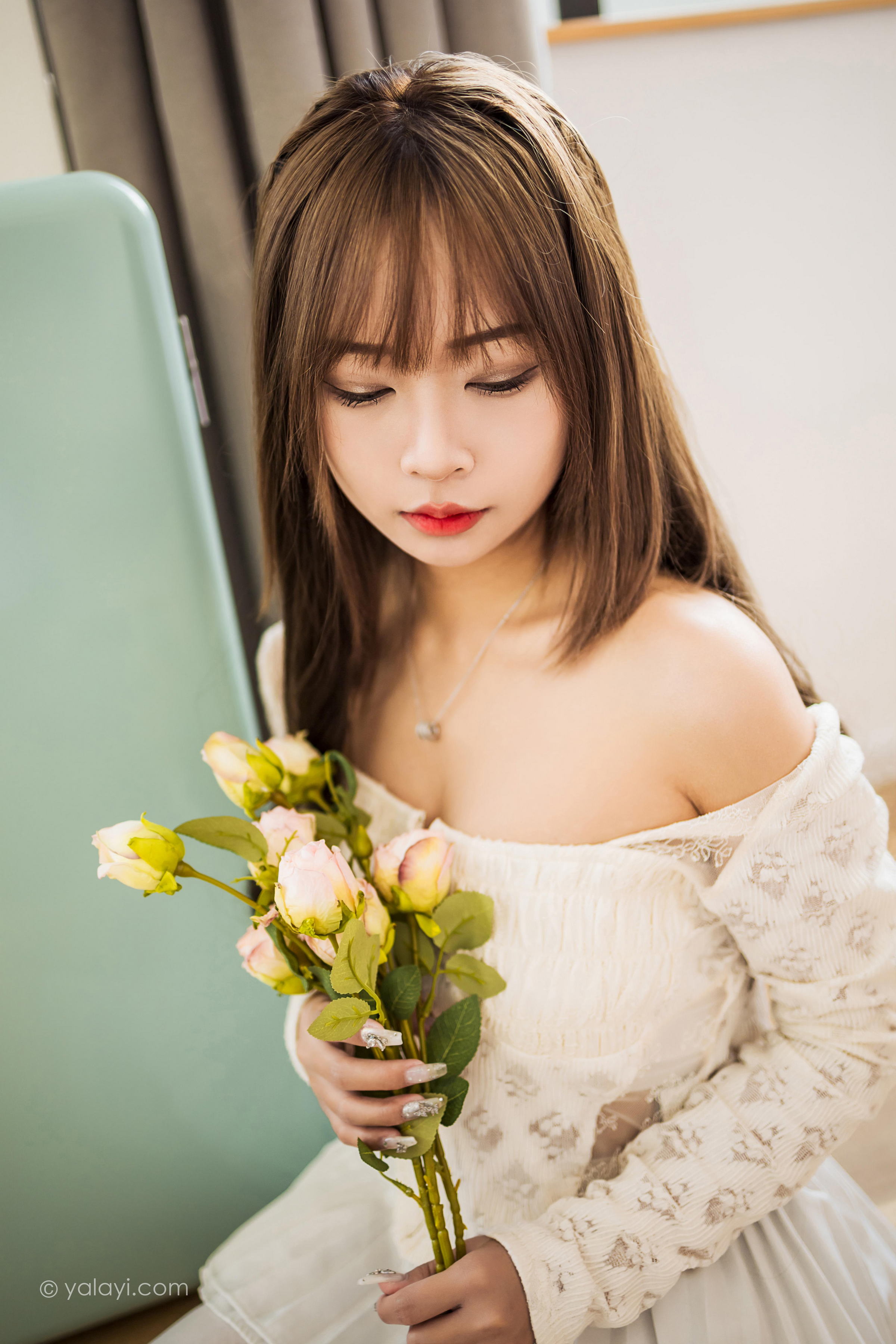 [YALAYI雅拉伊]2022.06.09 某一天 阿禾 白色透视蕾丝上衣与短裙加白色丝袜美腿清纯写真集第6张
