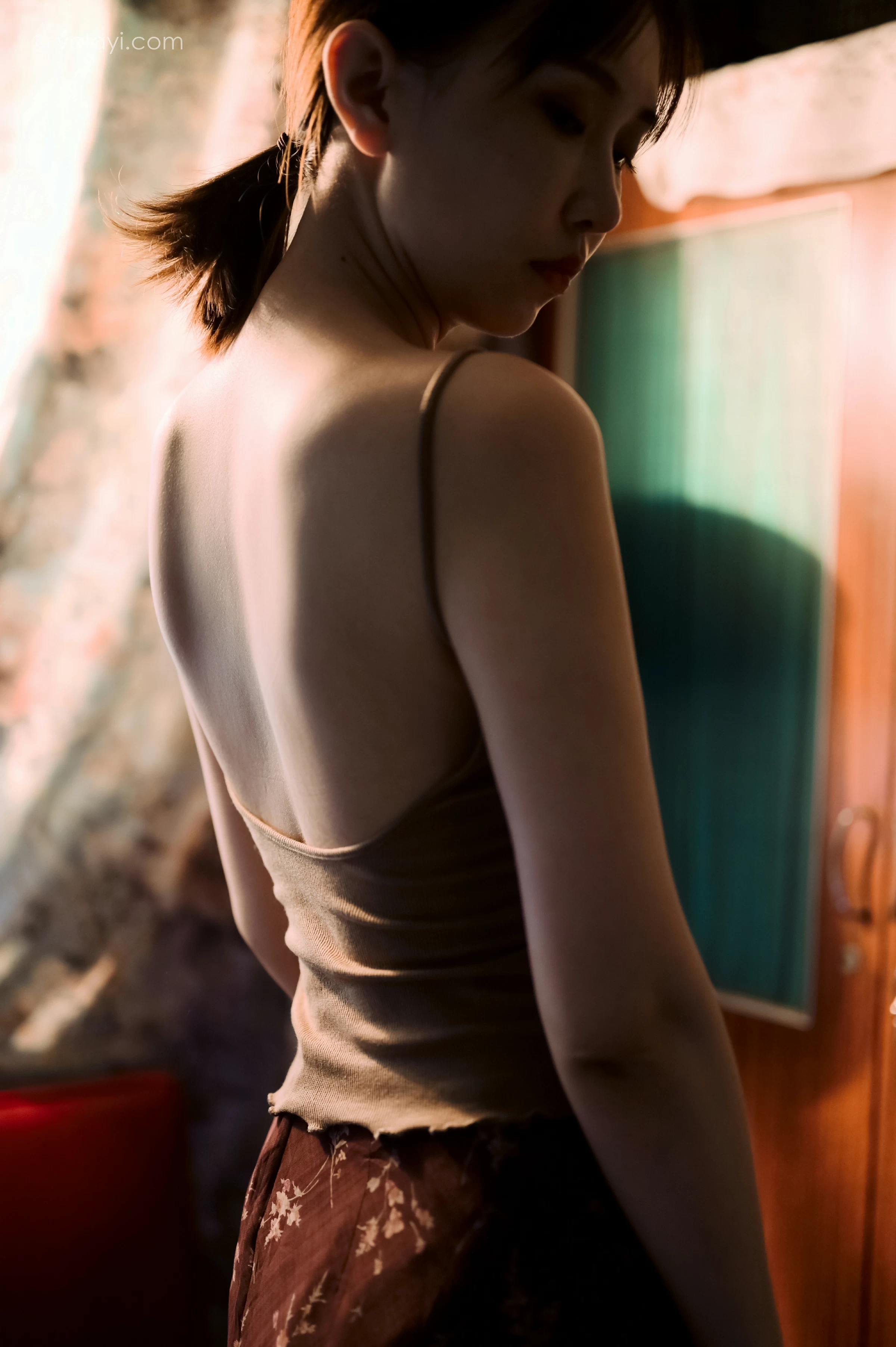 [YALAYI雅拉伊]NO.689 《黯然》 妍妍 橙色性感小背心加棕色短裙性感私房写真集第6张