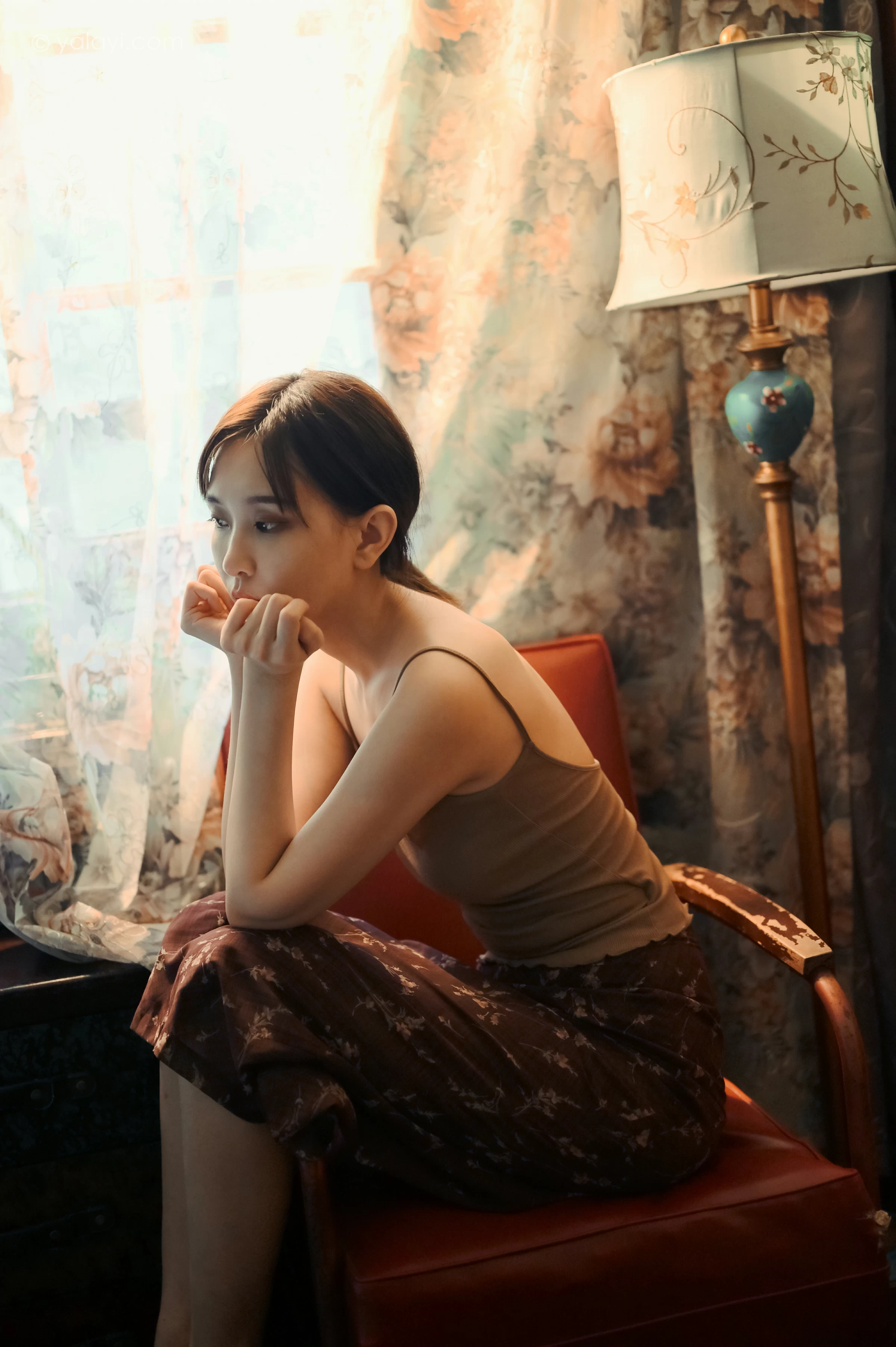 [YALAYI雅拉伊]NO.689 《黯然》 妍妍 橙色性感小背心加棕色短裙性感私房写真集第9张