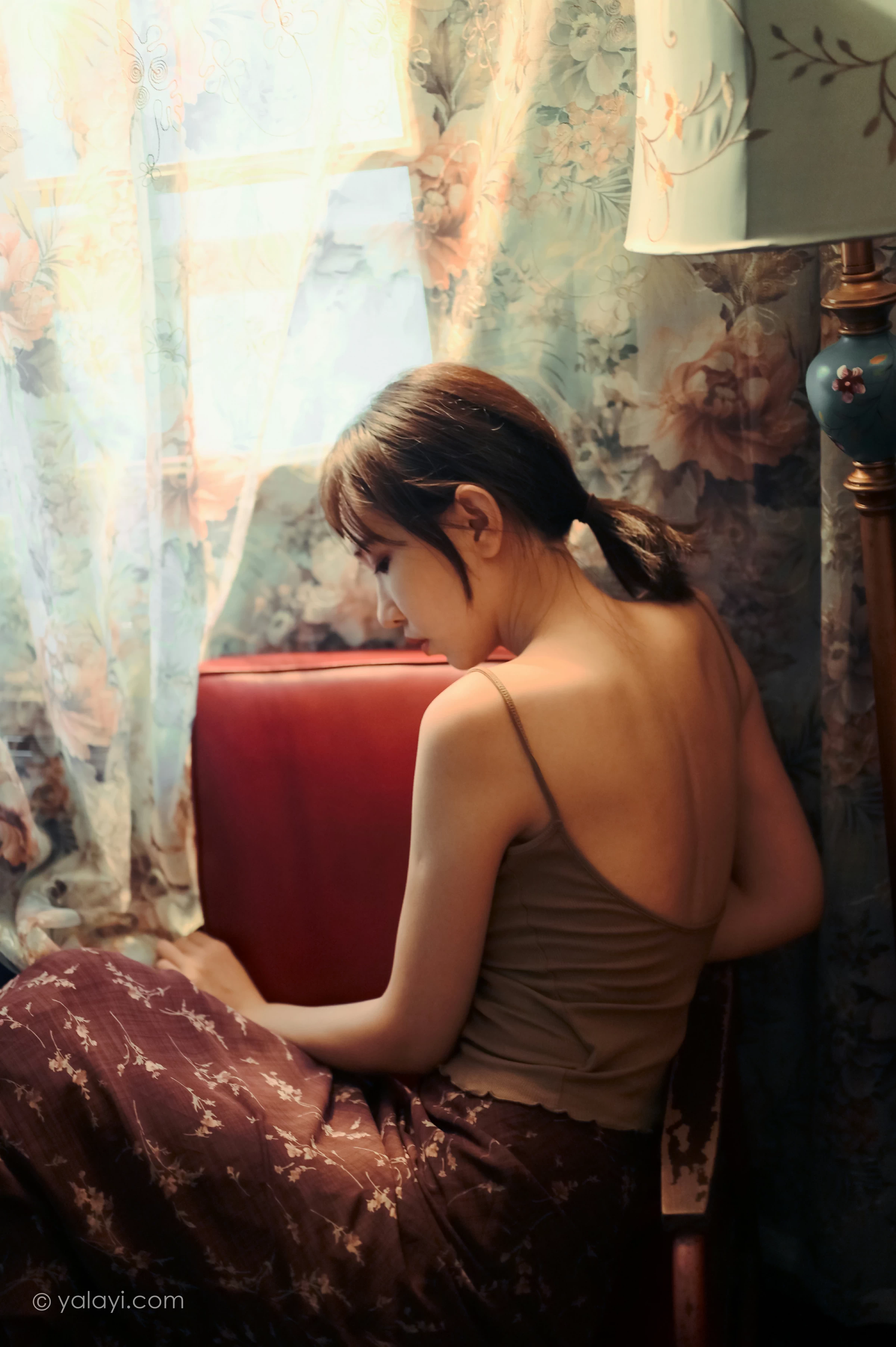 [YALAYI雅拉伊]NO.689 《黯然》 妍妍 橙色性感小背心加棕色短裙性感私房写真集第9张