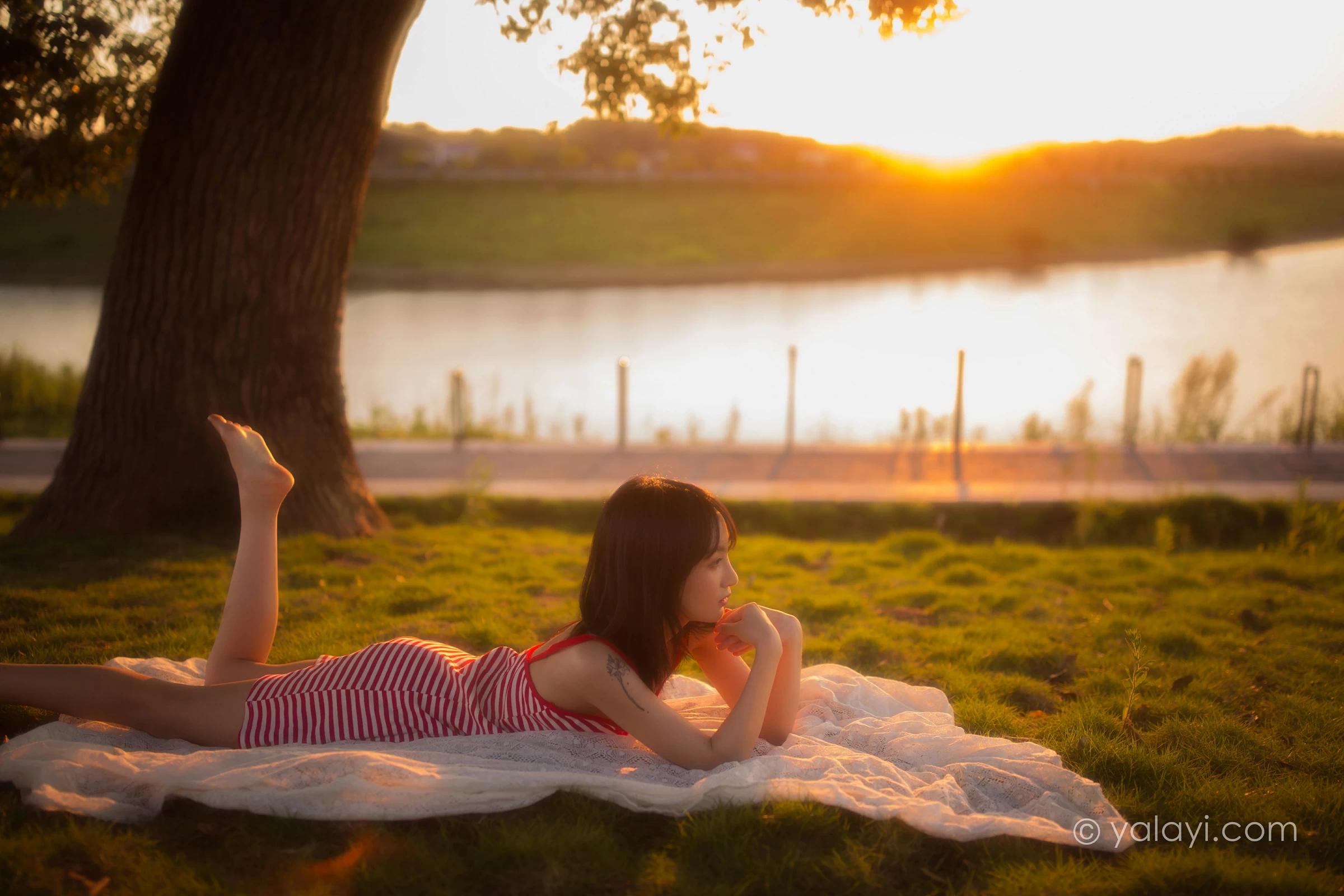 [YALAYI雅拉伊]NO.690 《红了》 落落 红色吊带连衣裙写真第1张