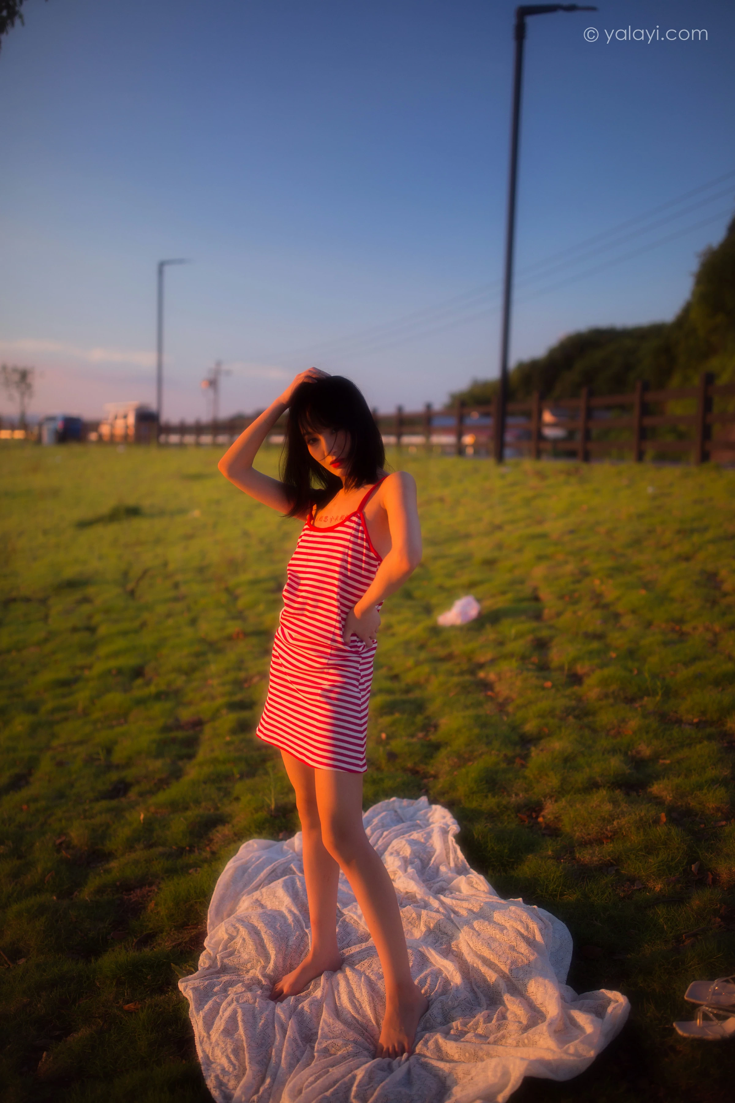[YALAYI雅拉伊]NO.690 《红了》 落落 红色吊带连衣裙写真第5张