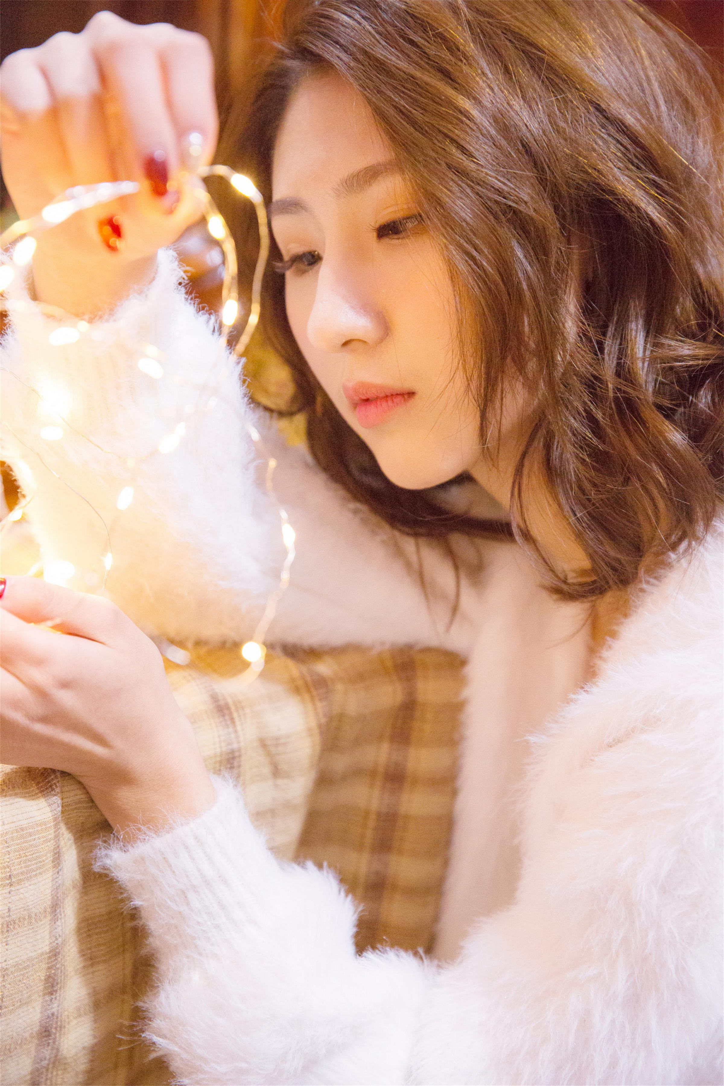 [YALAYI雅拉伊]2021.11.26 美丽的花火 居家女友 白色外套加吊带蕾丝连衣裙清纯写真集第7张