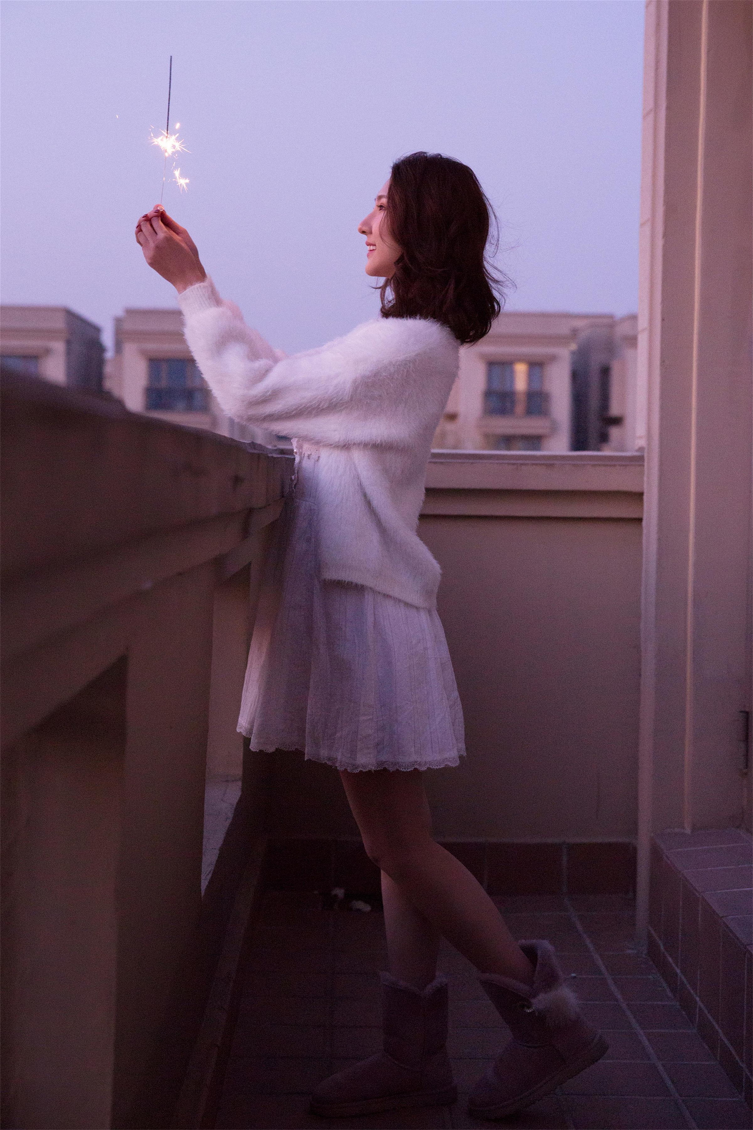 [YALAYI雅拉伊]2021.11.26 美丽的花火 居家女友 白色外套加吊带蕾丝连衣裙清纯写真集第7张