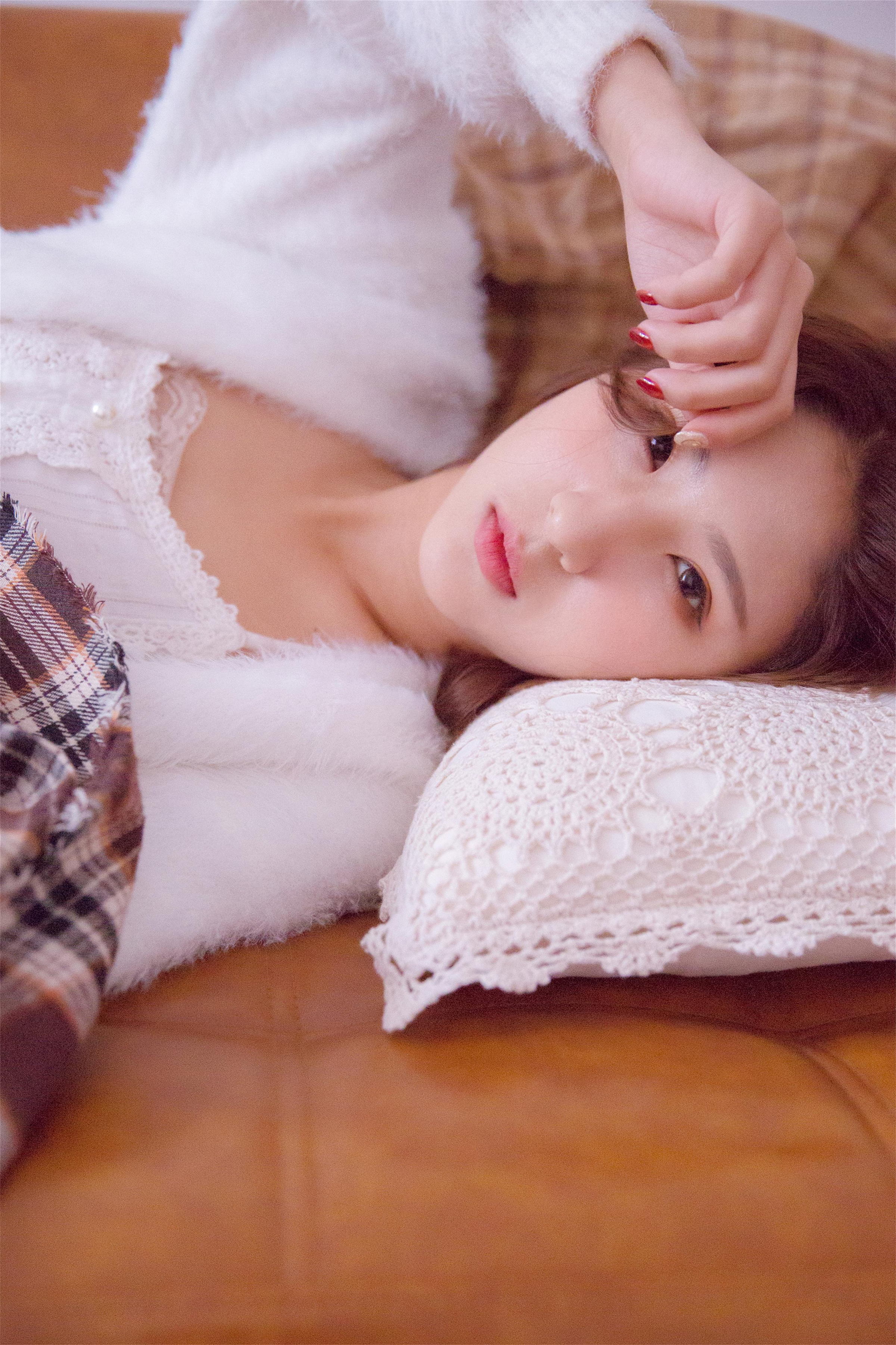 [YALAYI雅拉伊]2021.11.26 美丽的花火 居家女友 白色外套加吊带蕾丝连衣裙清纯写真集第9张