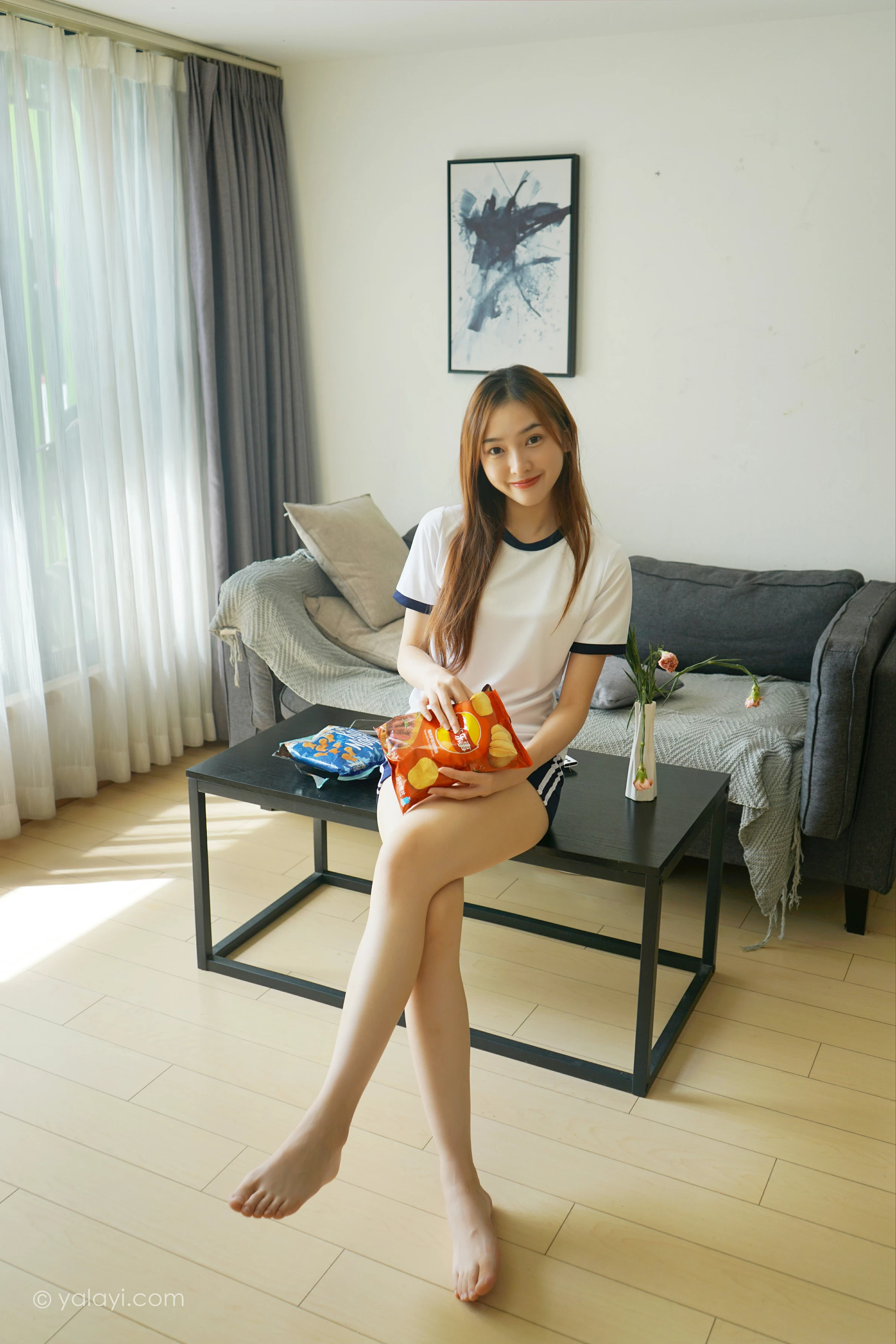 [YALAYI雅拉伊]2021.11.16 平常日子 楚媛 白色短袖加蓝色短裤居家私房写真集第4张