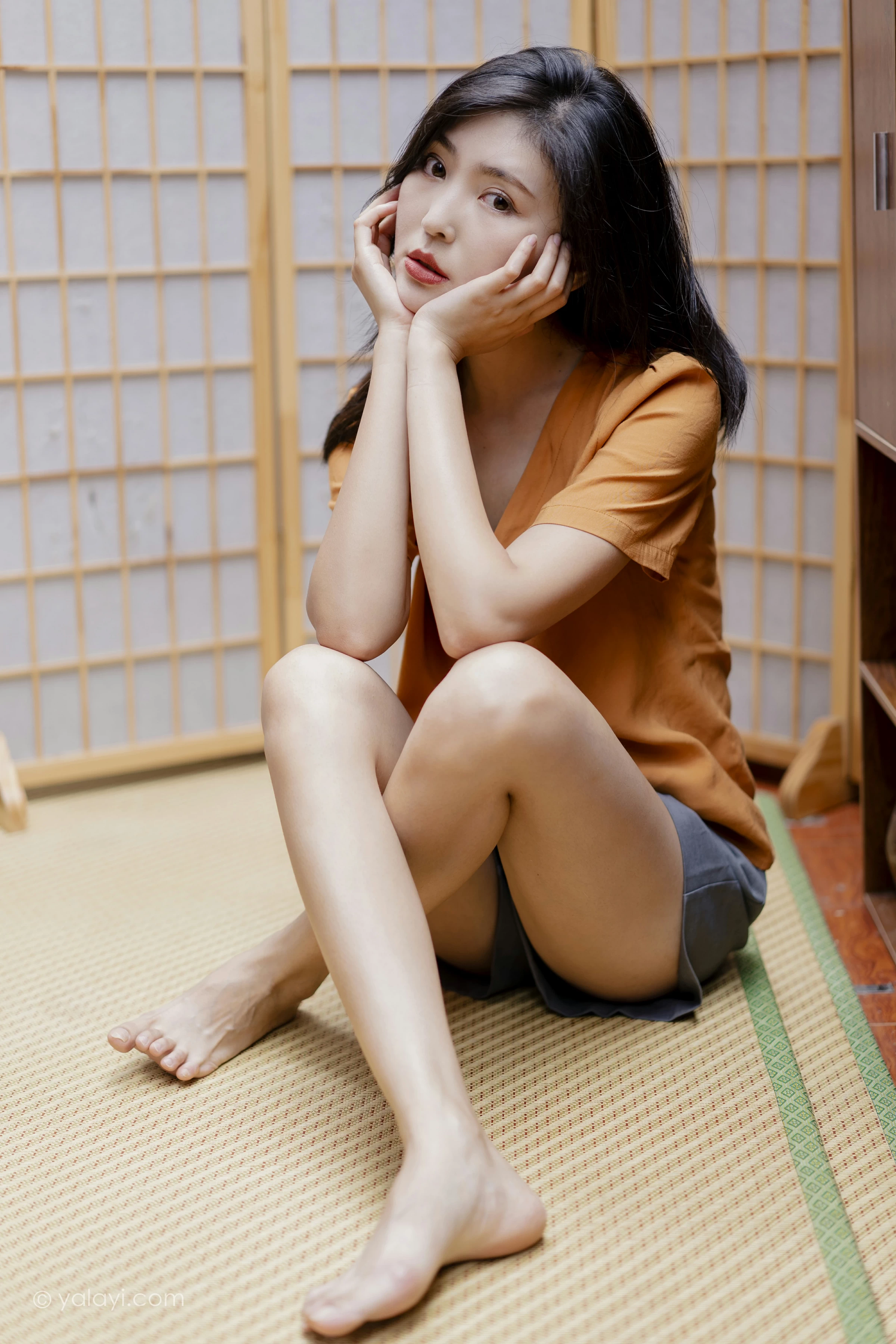 [YALAYI雅拉伊]NO.692 《小幸福》 苍儿 橙色衬衫加灰色短裤性感私房写真集第1张