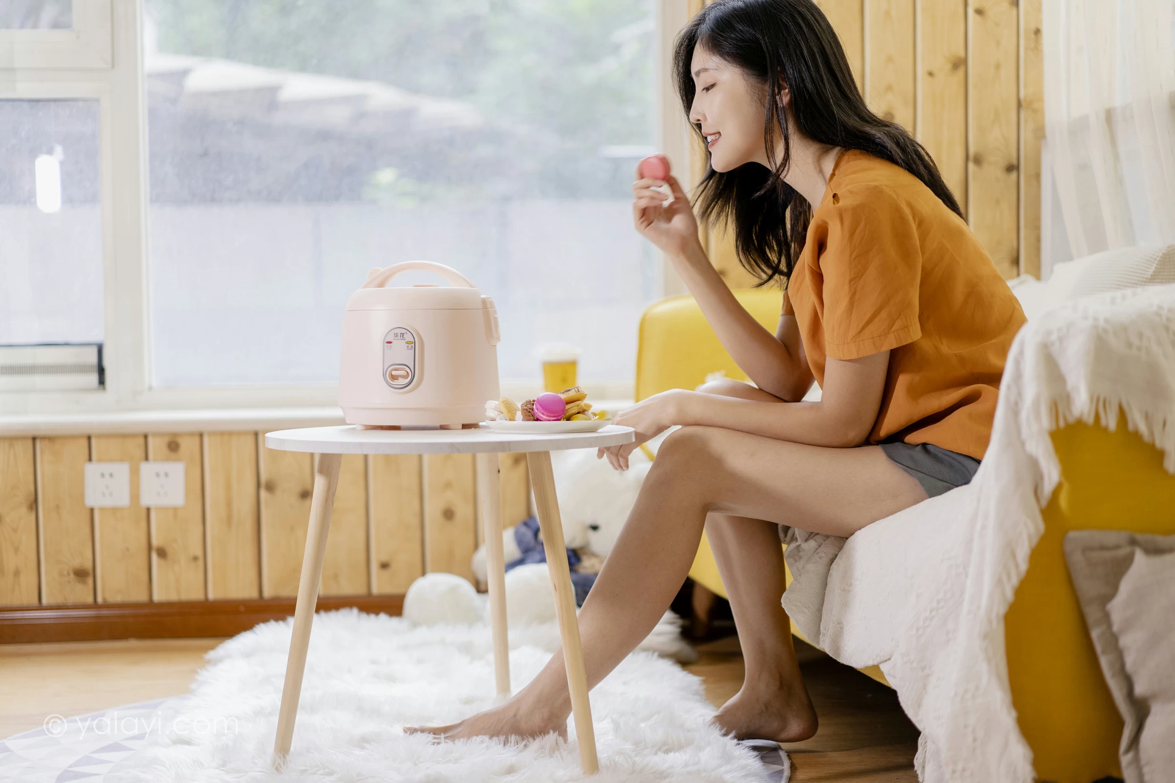 [YALAYI雅拉伊]NO.692 《小幸福》 苍儿 橙色衬衫加灰色短裤性感私房写真集第11张