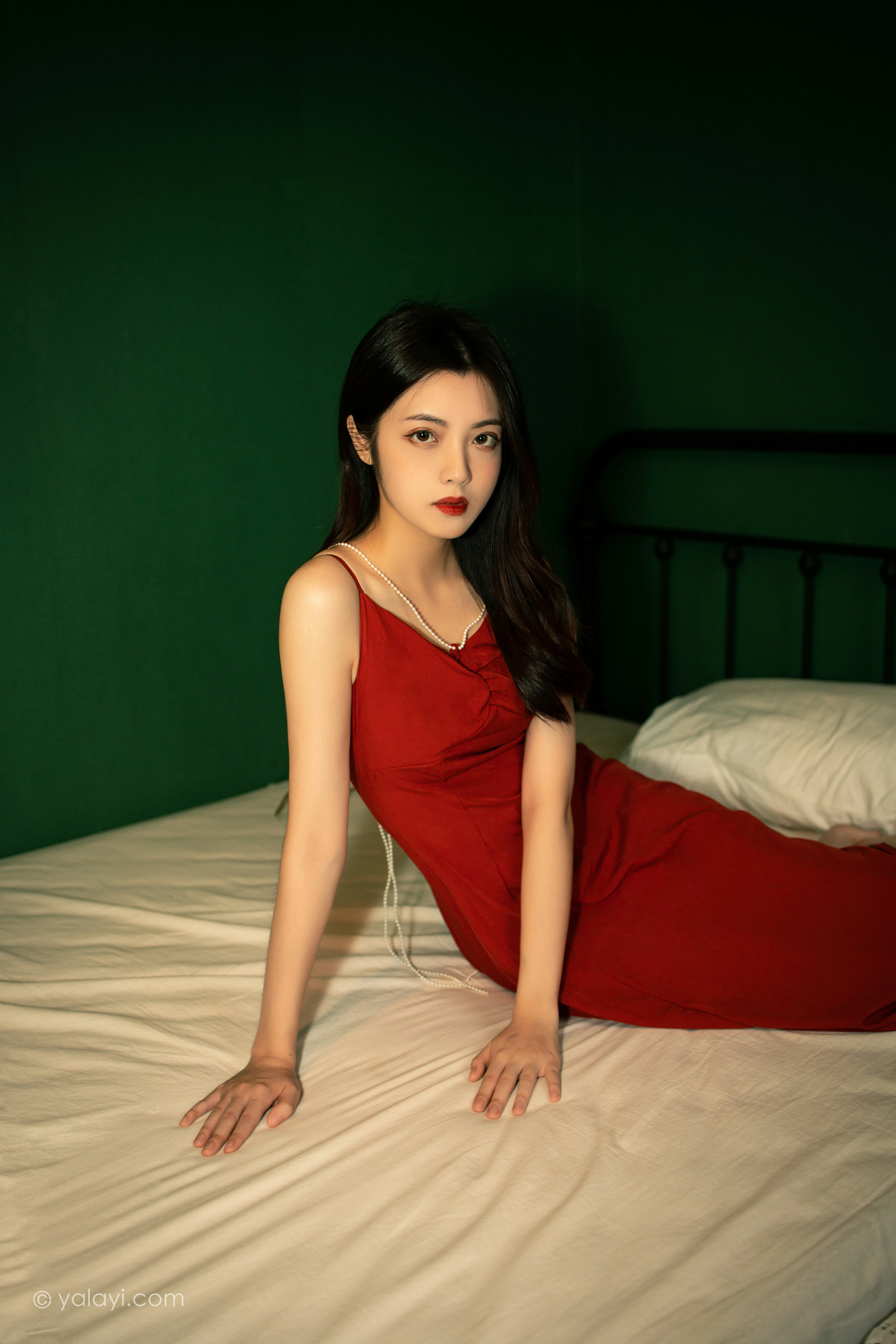 [YALAYI雅拉伊]NO.855 回到过去 梓文 红色吊带裸背连衣裙居家性感写真集第5张