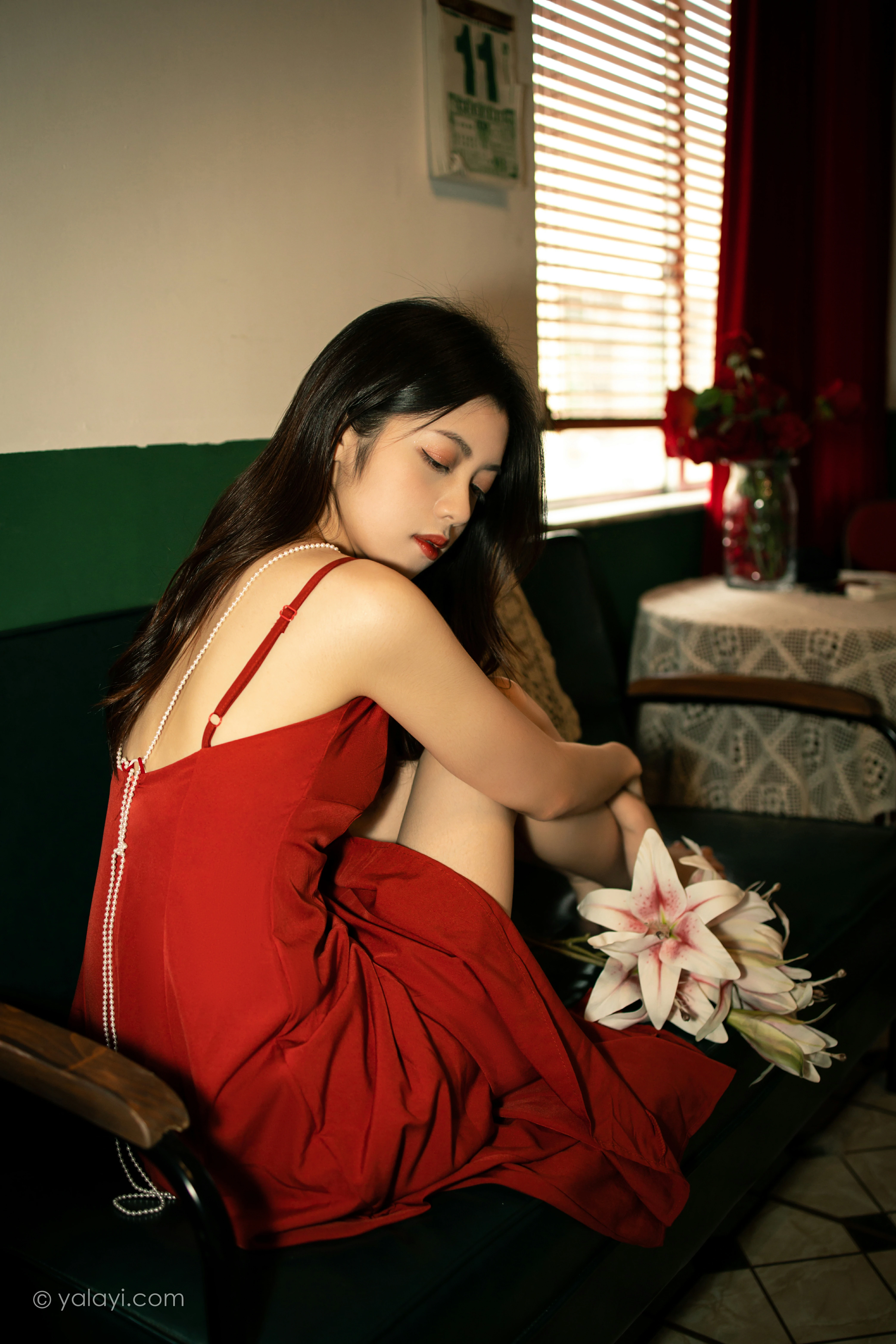 [YALAYI雅拉伊]NO.855 回到过去 梓文 红色吊带裸背连衣裙居家性感写真集第9张
