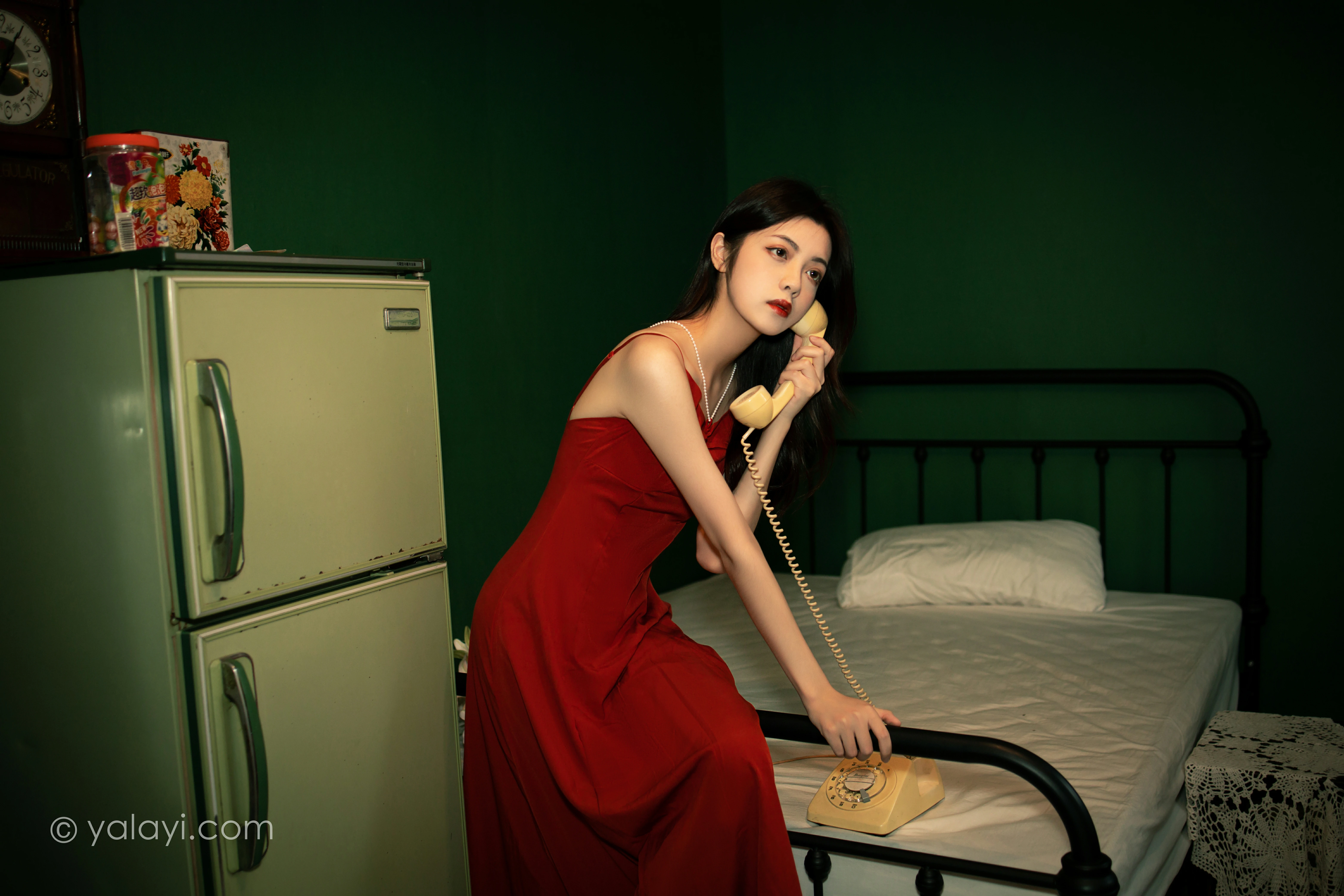 [YALAYI雅拉伊]NO.855 回到过去 梓文 红色吊带裸背连衣裙居家性感写真集第4张