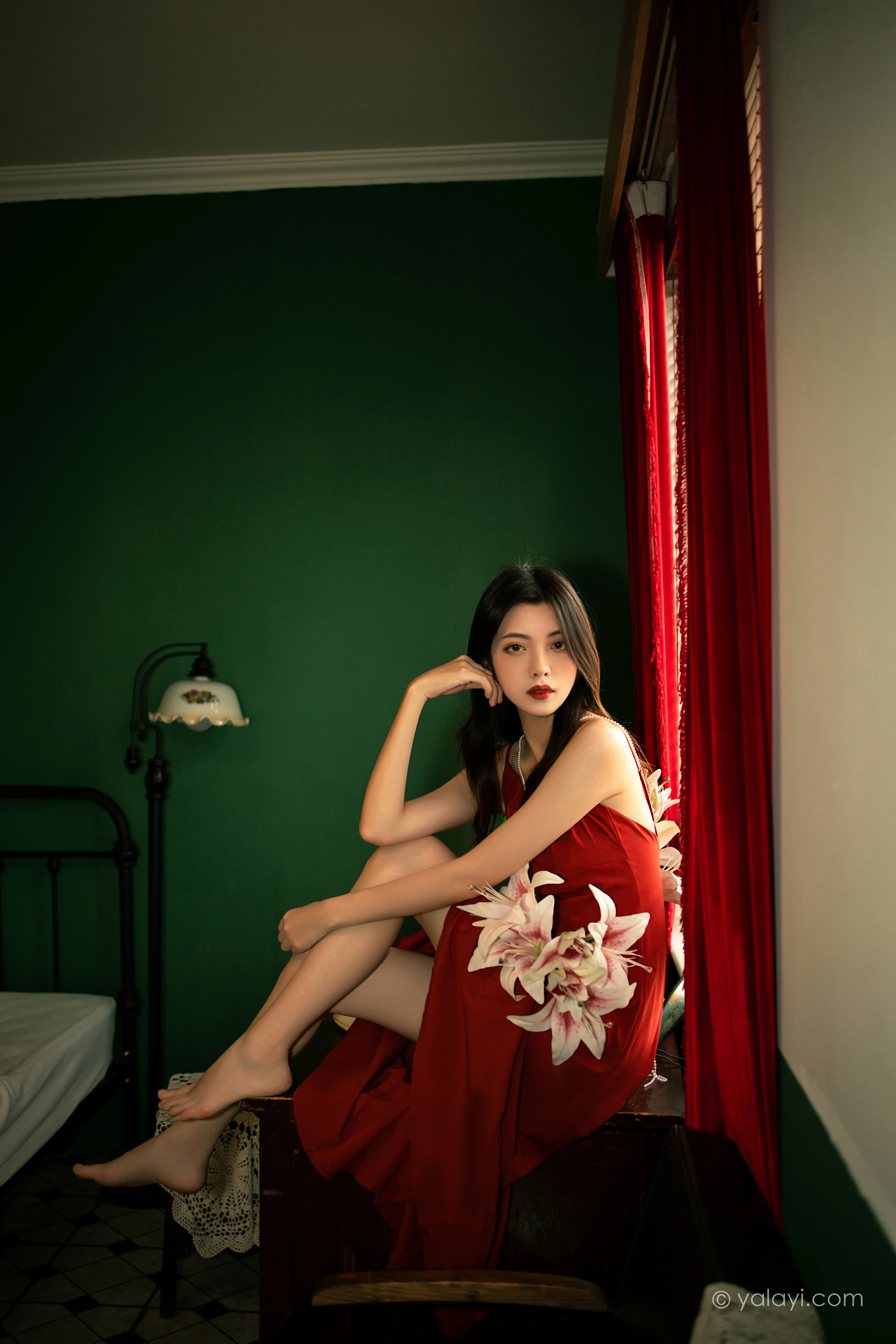 [YALAYI雅拉伊]NO.855 回到过去 梓文 红色吊带裸背连衣裙居家性感写真集第14张