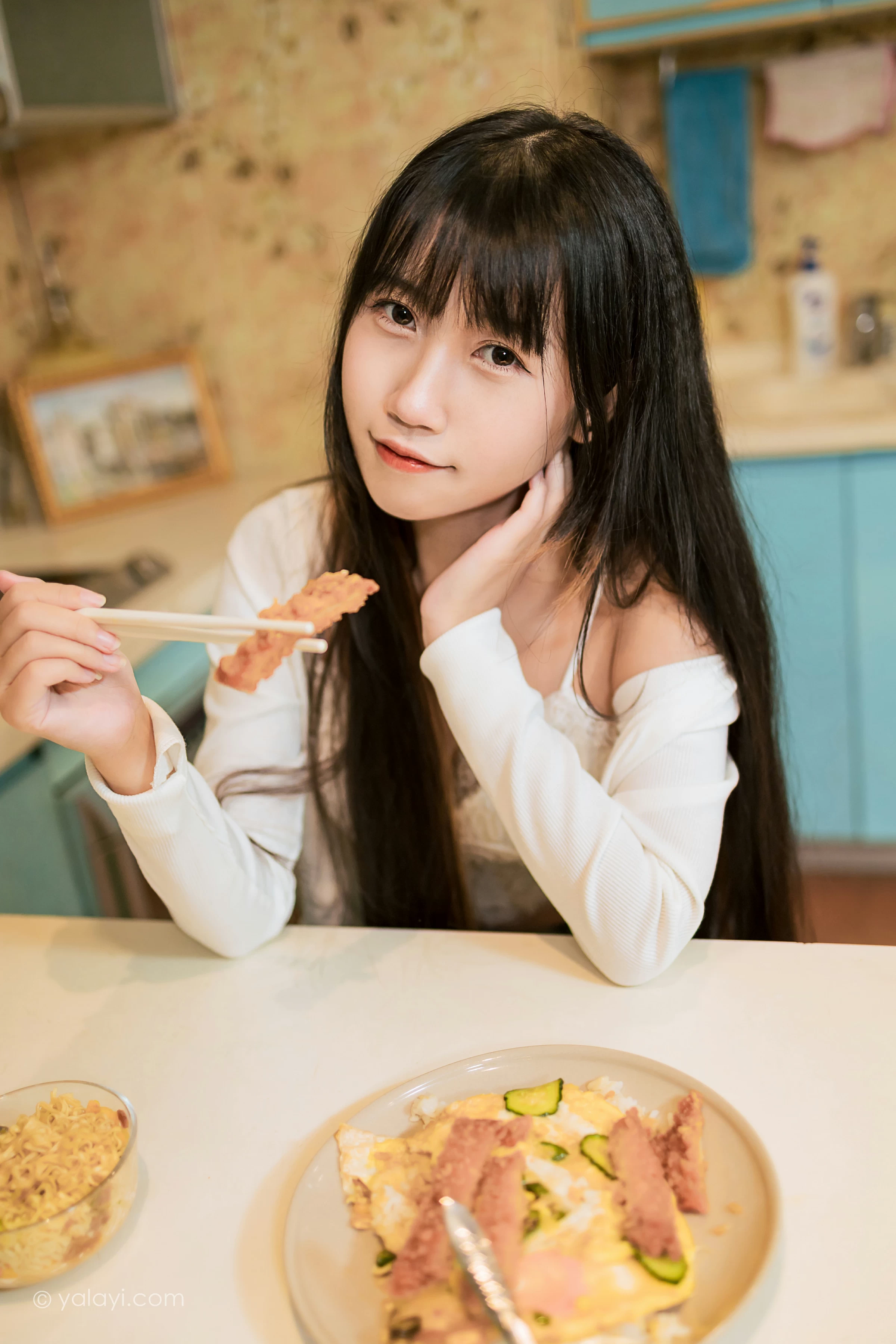 [YALAYI雅拉伊]2021.11.26 在一起每天都是纪念日 弈思 白色衬衫与牛仔短裤加蕾丝内衣性感写真集第4张