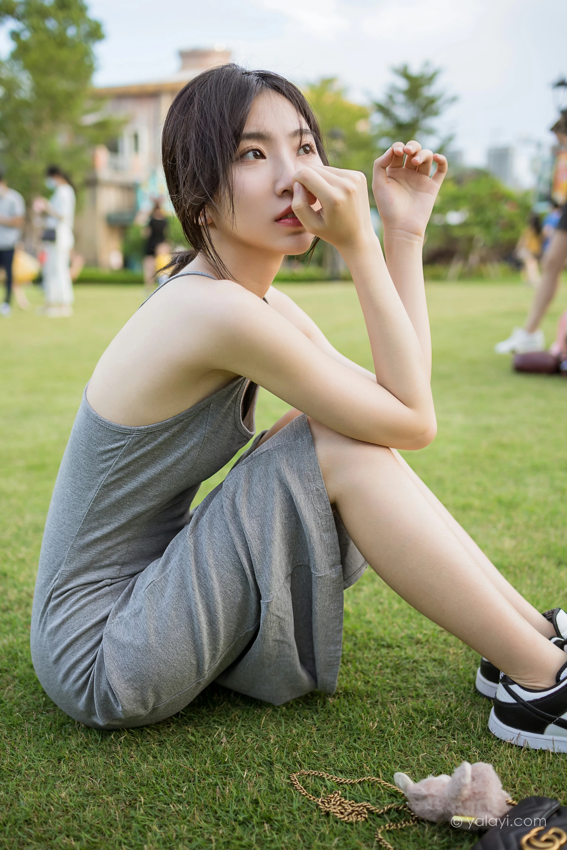 [YALAYI雅拉伊]2022.01.17 游乐园 小乔 灰色吊带露背连衣裙性感写真集第8张