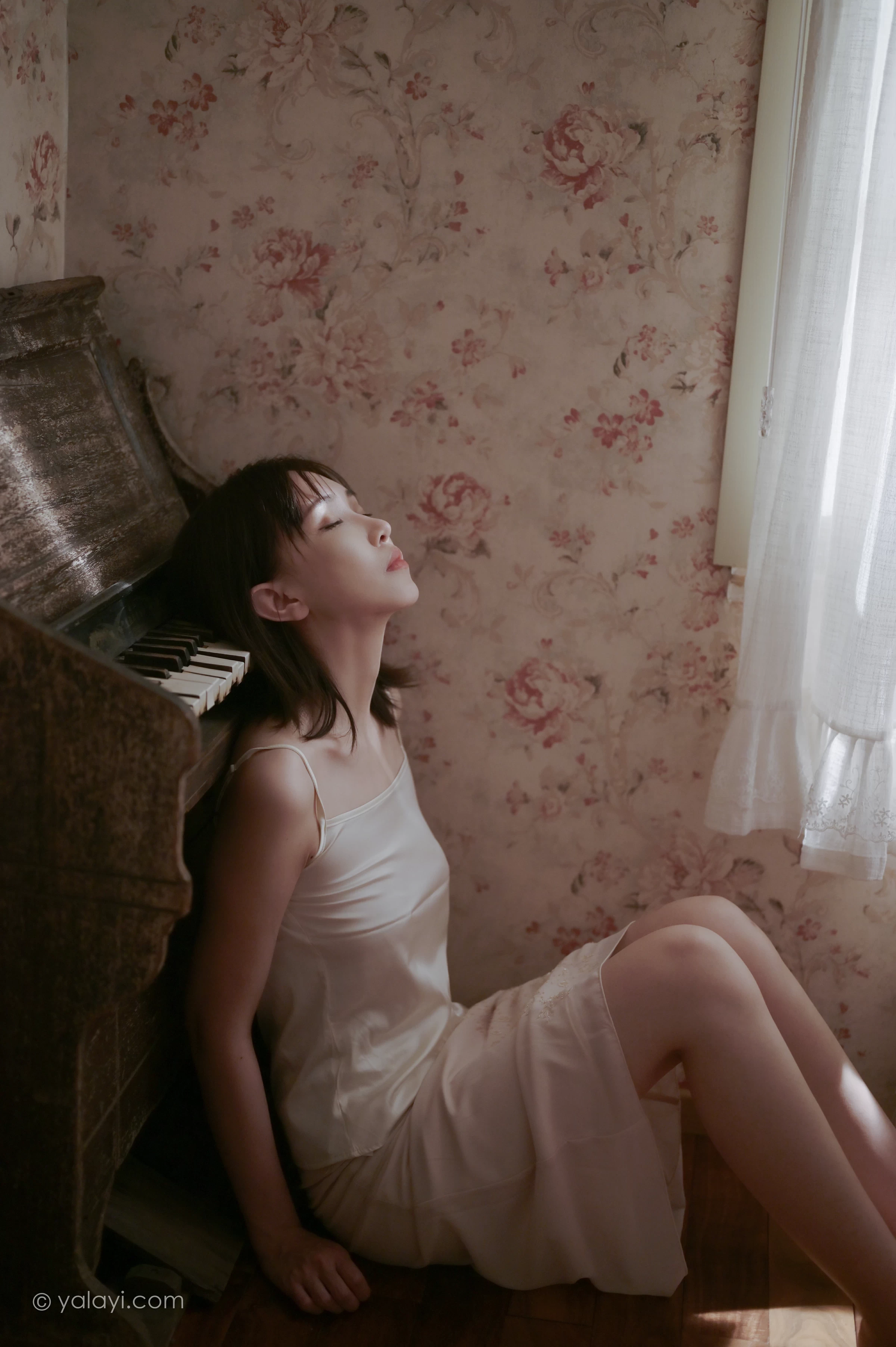 [YALAYI雅拉伊]NO.696 《孤独患者》 妍妍 白色性感小背心加粉色长裙私房写真集第1张