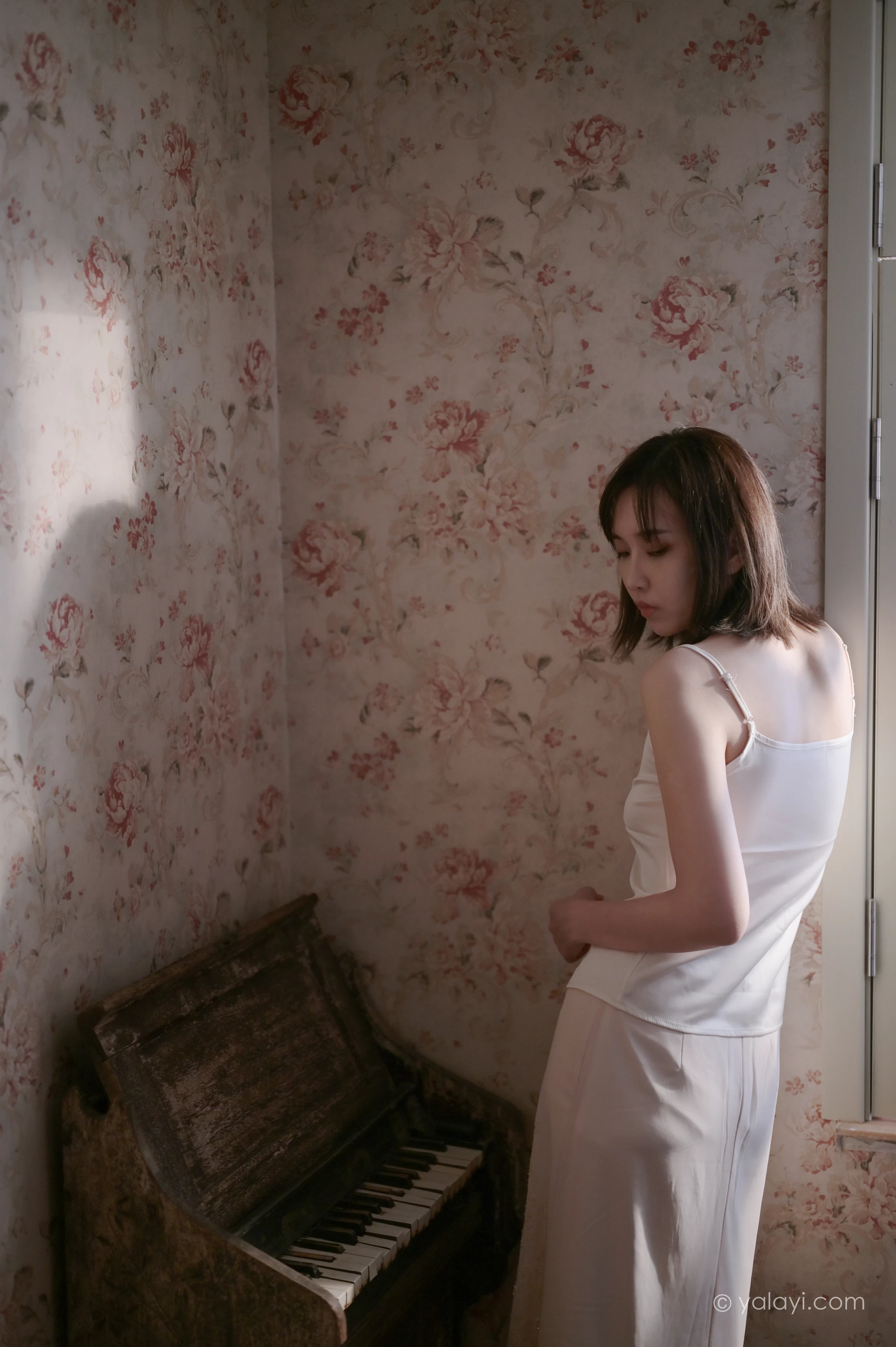 [YALAYI雅拉伊]NO.696 《孤独患者》 妍妍 白色性感小背心加粉色长裙私房写真集第3张