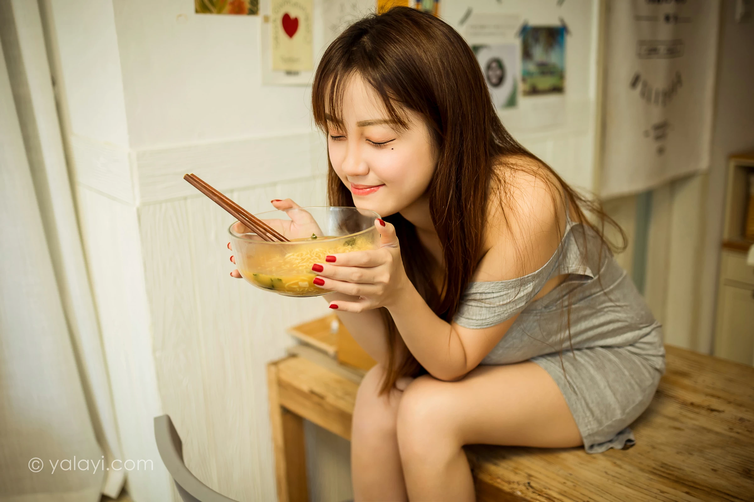 [YALAYI雅拉伊]NO.710 《吃货女友》 虞艺 灰色连衣裙居家性感私房写真集第4张
