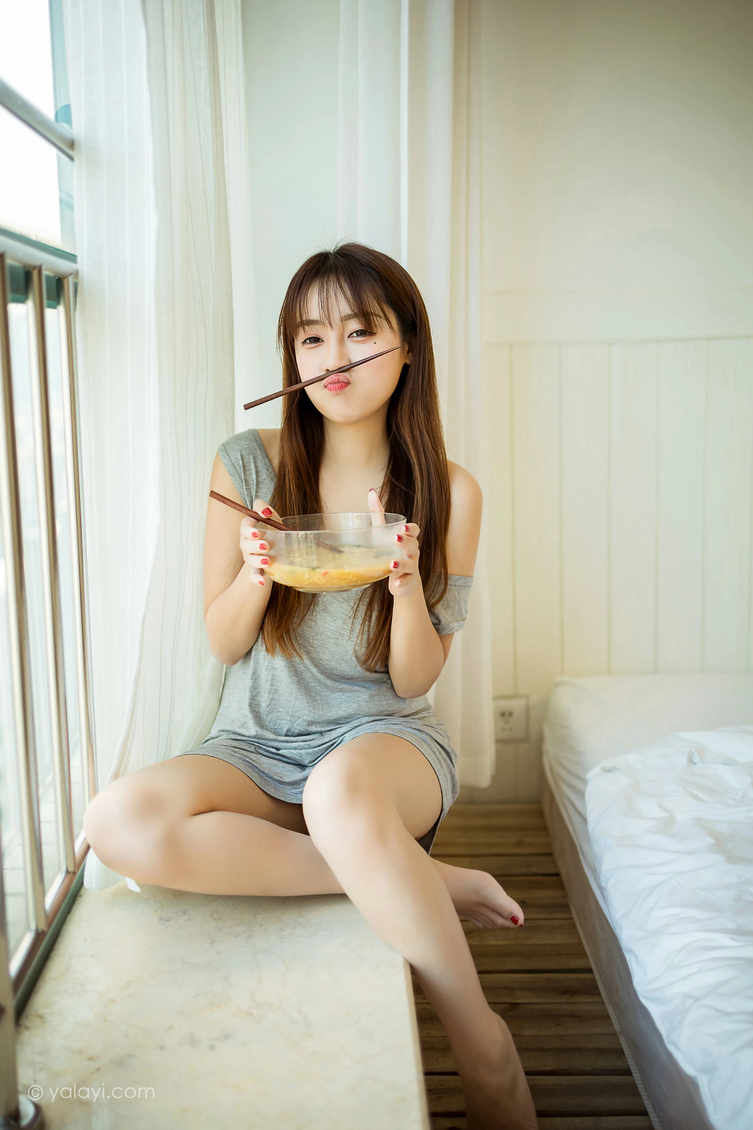[YALAYI雅拉伊]NO.710 《吃货女友》 虞艺 灰色连衣裙居家性感私房写真集第7张