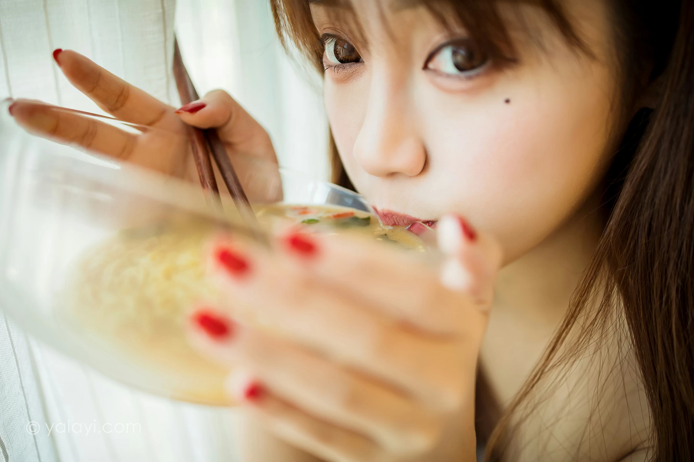 [YALAYI雅拉伊]NO.710 《吃货女友》 虞艺 灰色连衣裙居家性感私房写真集第8张