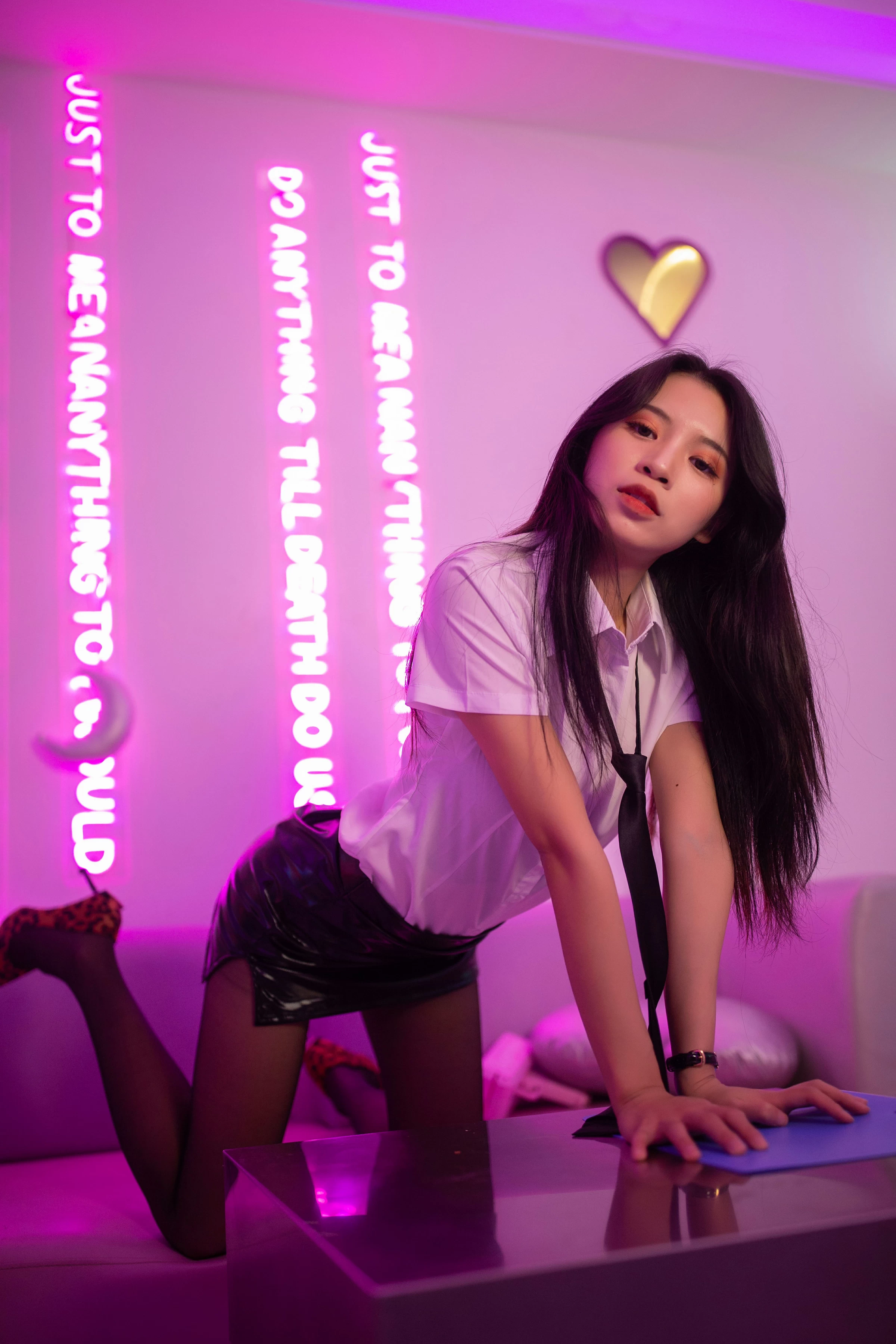 [YALAYI雅拉伊]NO.722 《霓虹甜心》 丽雅 白色衬衫与黑色短裙加黑丝美腿性感私房写真集第15张